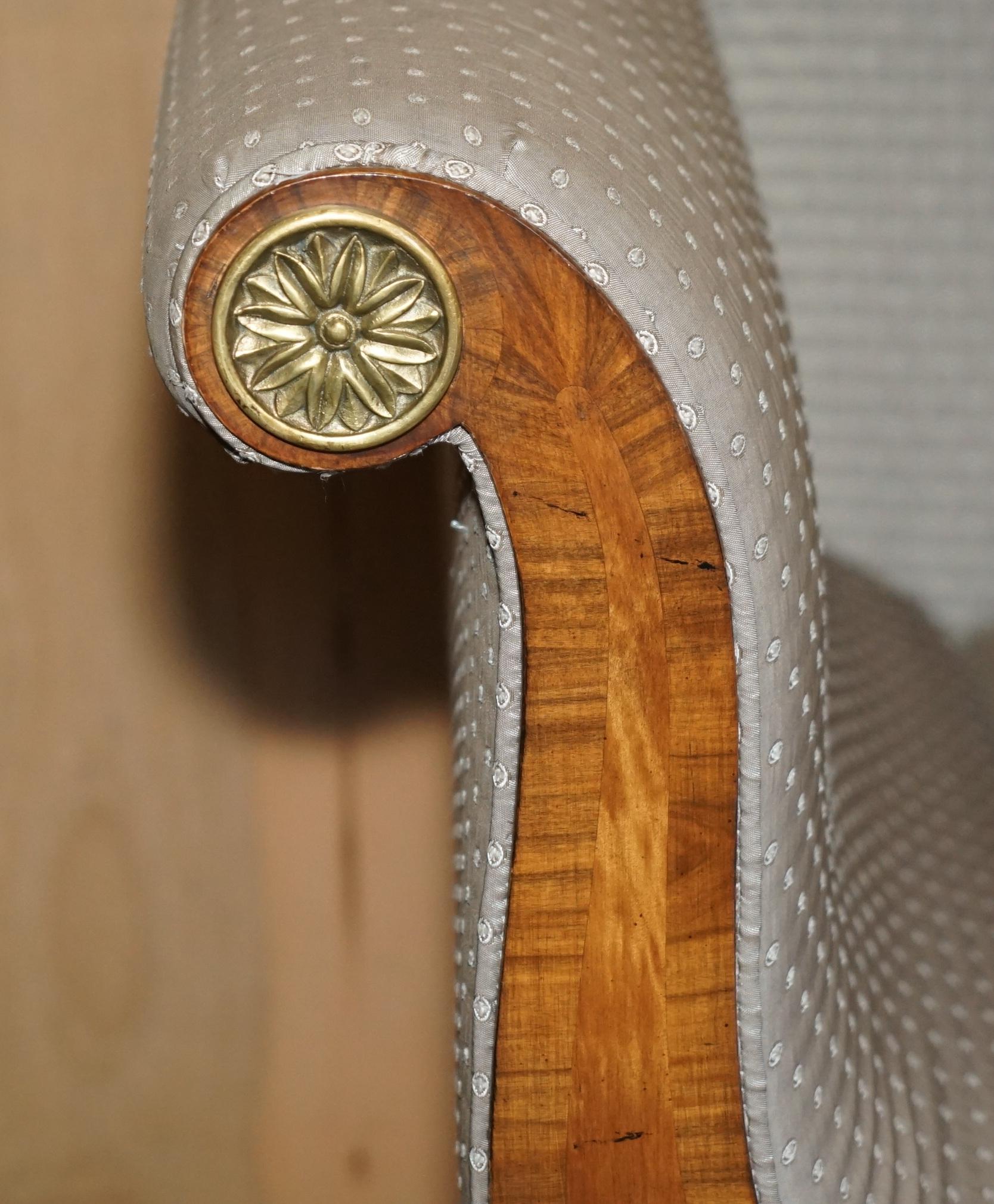 Chaise de salon de style Régence en bois dur flammé et sculpté à la main, avec pieds en pattes de lion en laiton doré Bon état - En vente à West Sussex, Pulborough