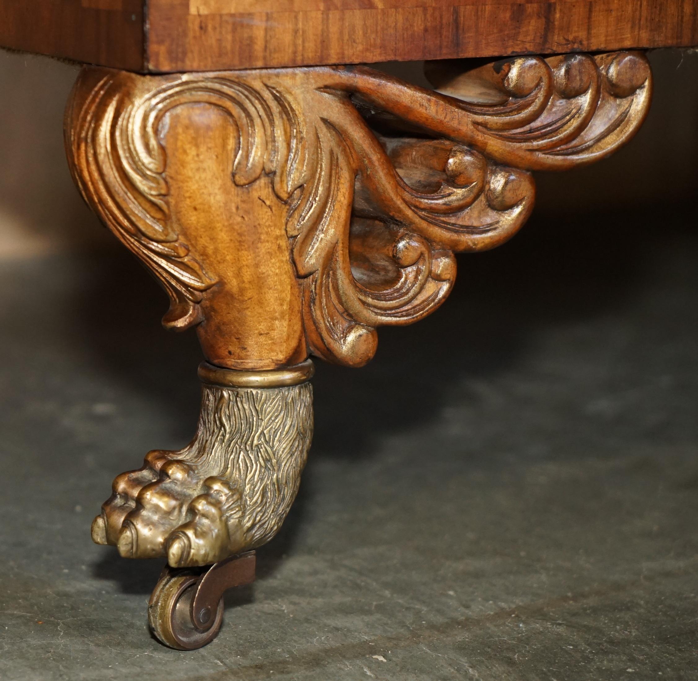 20ième siècle Chaise de salon de style Régence en bois dur flammé et sculpté à la main, avec pieds en pattes de lion en laiton doré en vente