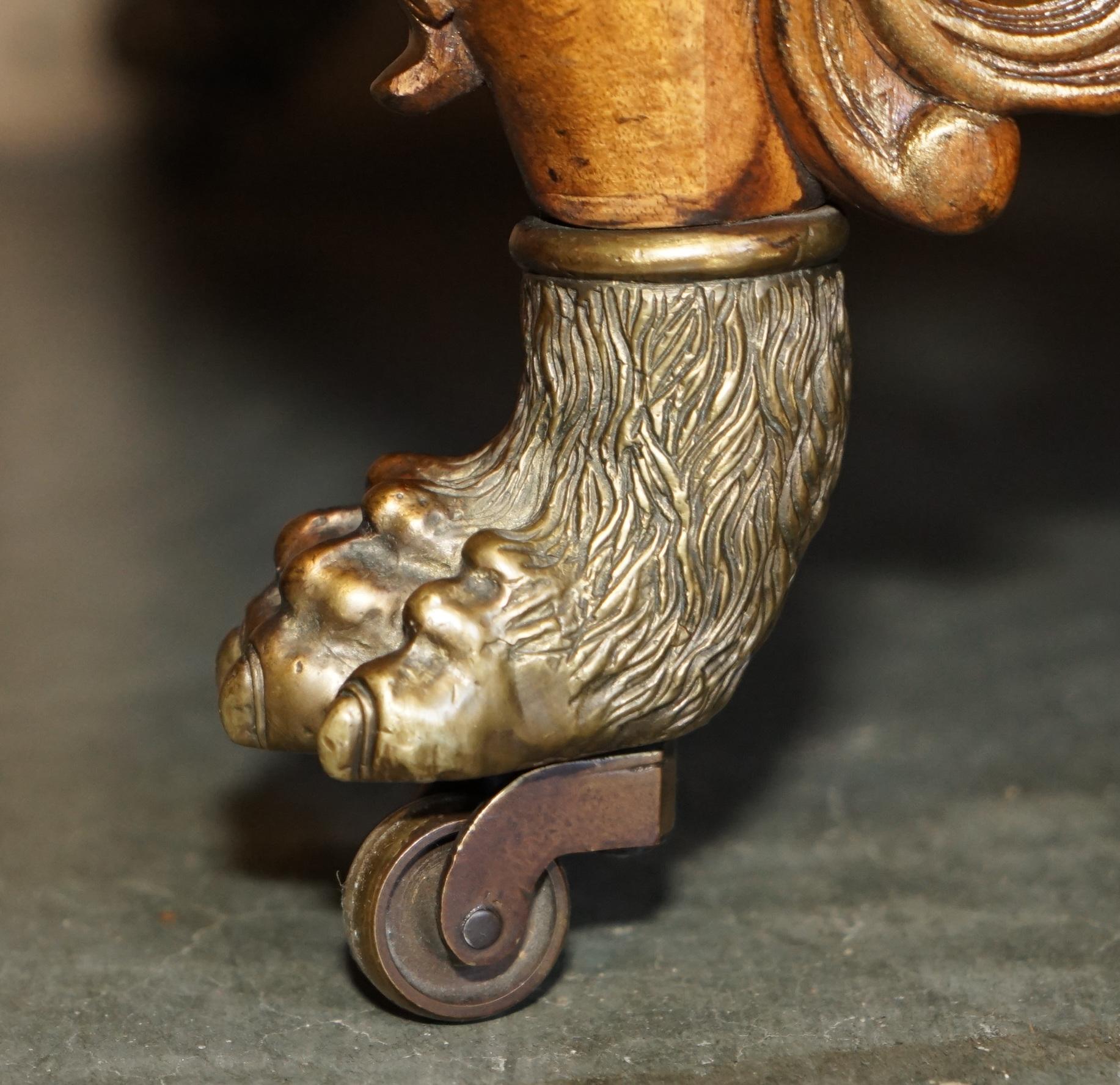 Laiton Chaise de salon de style Régence en bois dur flammé et sculpté à la main, avec pieds en pattes de lion en laiton doré en vente