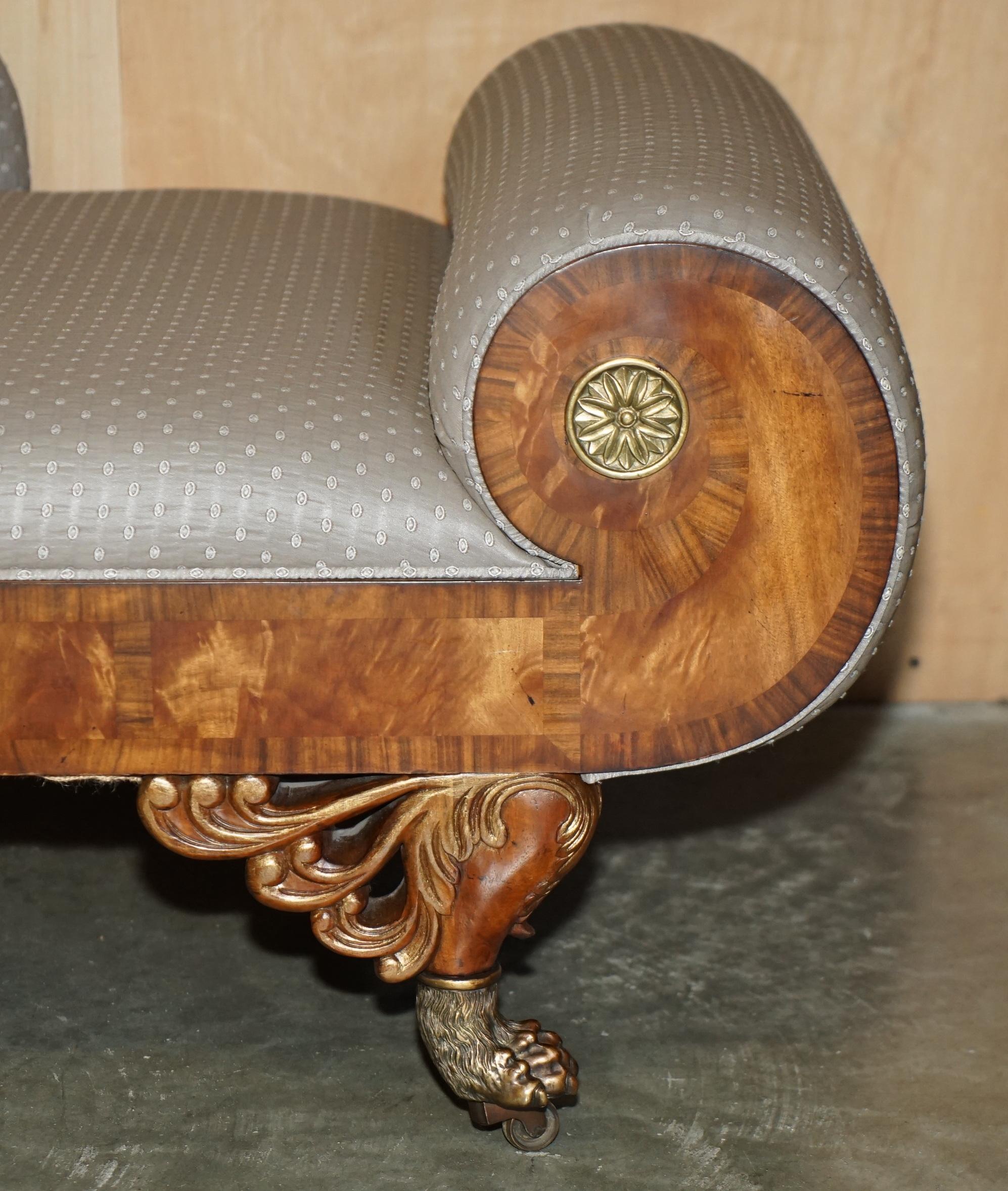 Chaise de salon de style Régence en bois dur flammé et sculpté à la main, avec pieds en pattes de lion en laiton doré en vente 1