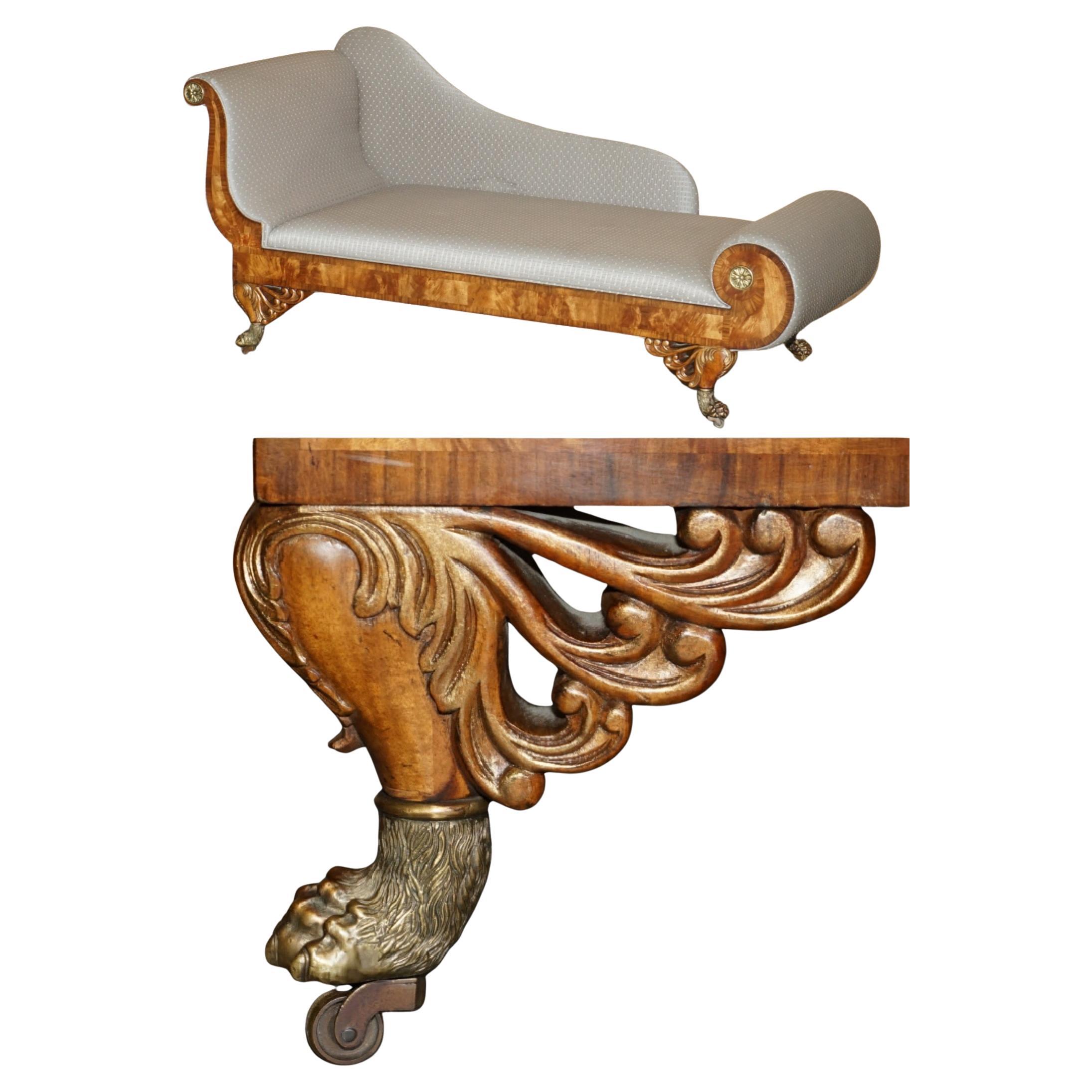 Chaise de salon de style Régence en bois dur flammé et sculpté à la main, avec pieds en pattes de lion en laiton doré en vente