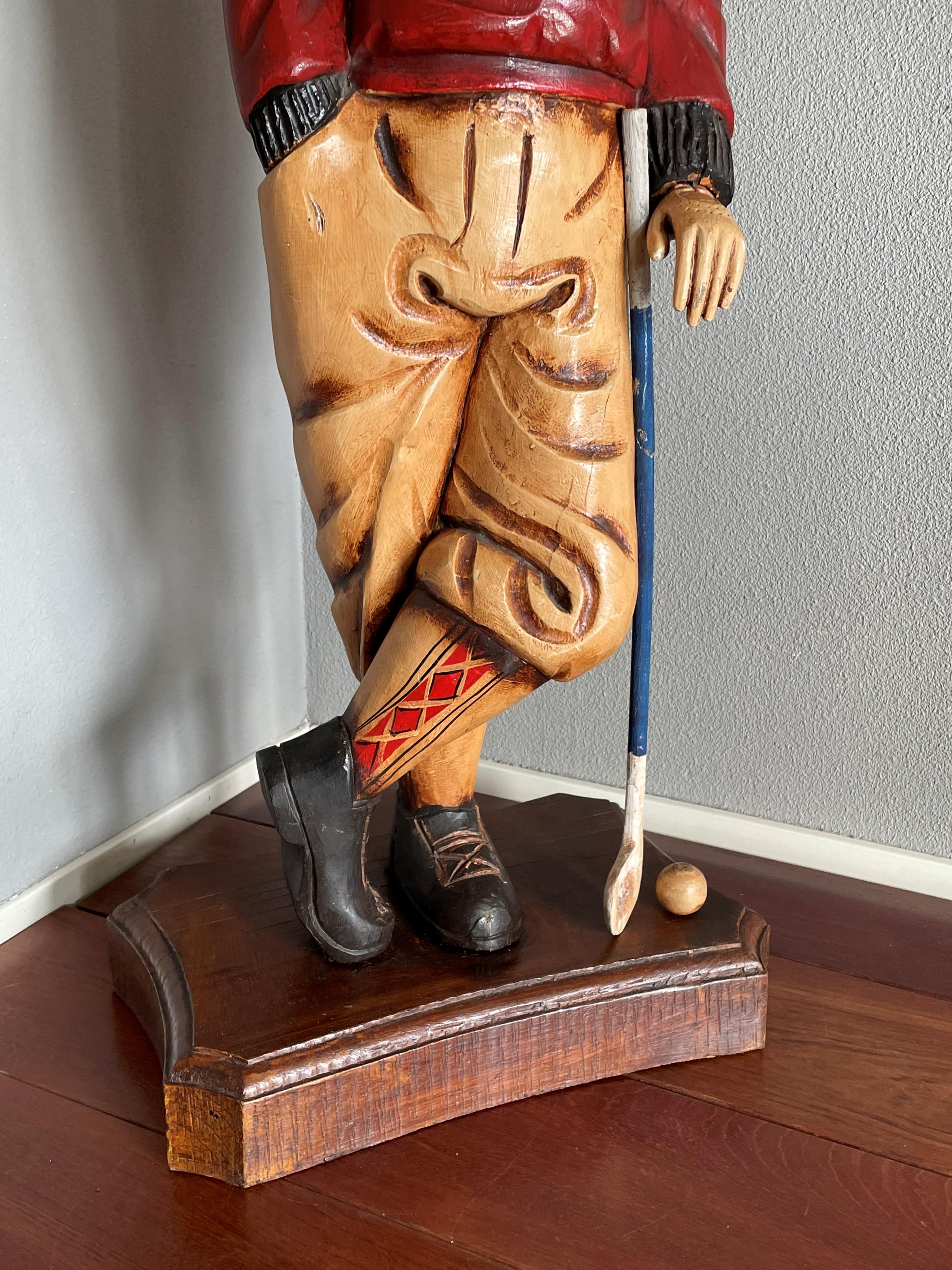 Handgeschnitzte Bodenskulptur eines Golfers aus Messerbocker und schottischen Tartansockeln (Europäisch) im Angebot