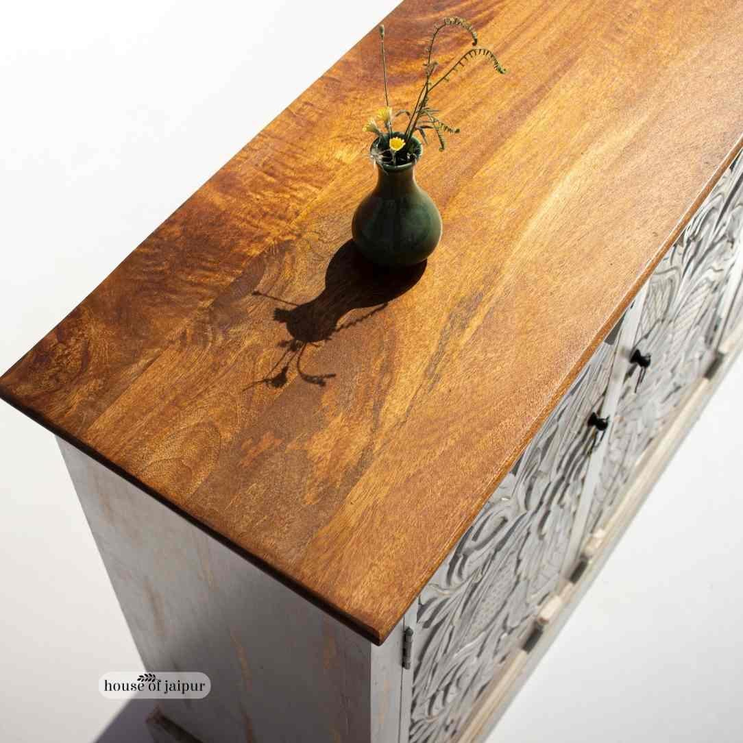 Handgeschnitztes Holzkabinett mit Blumenmotiven - Anrichte im Used-Look von House of Jaipur (Böhmisch) im Angebot