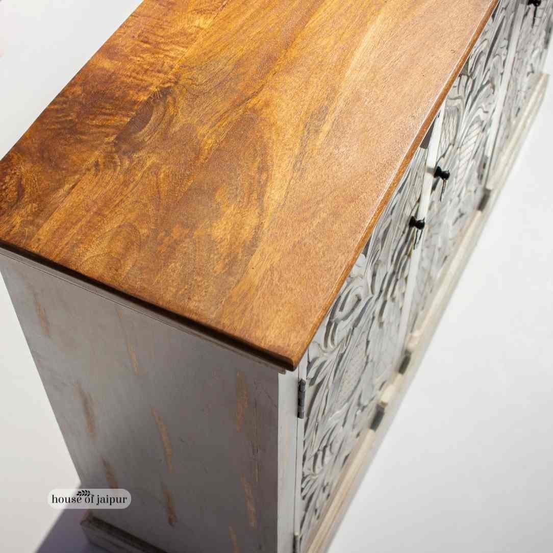 Handgeschnitztes Holzkabinett mit Blumenmotiven - Anrichte im Used-Look von House of Jaipur (Indisch) im Angebot