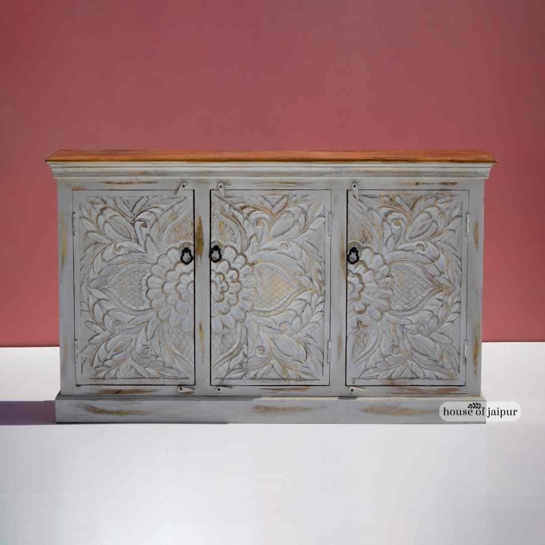 Handgeschnitztes Holzkabinett mit Blumenmotiven - Anrichte im Used-Look von House of Jaipur im Zustand „Neu“ im Angebot in New York, NY