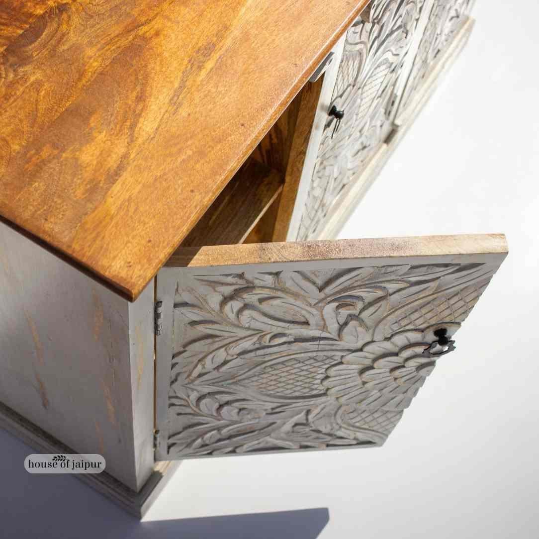 Handgeschnitztes Holzkabinett mit Blumenmotiven - Anrichte im Used-Look von House of Jaipur (21. Jahrhundert und zeitgenössisch) im Angebot