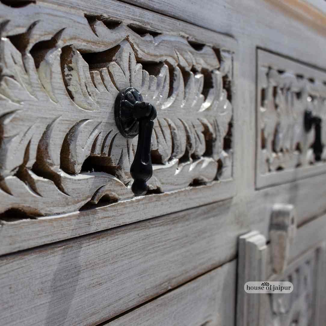 Bohème Meuble en bois à fleurs sculpté à la main - Buffet blanc vieilli par House of Jaipur en vente