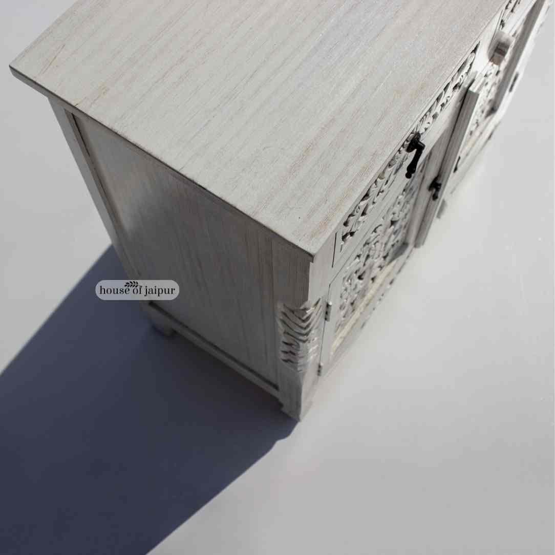 Indien Meuble en bois à fleurs sculpté à la main - Buffet blanc vieilli par House of Jaipur en vente