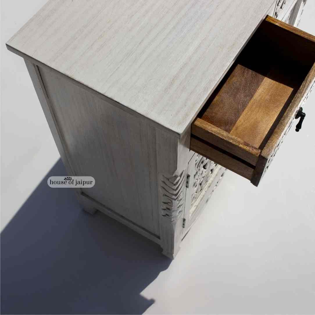 Sculpté à la main Meuble en bois à fleurs sculpté à la main - Buffet blanc vieilli par House of Jaipur en vente