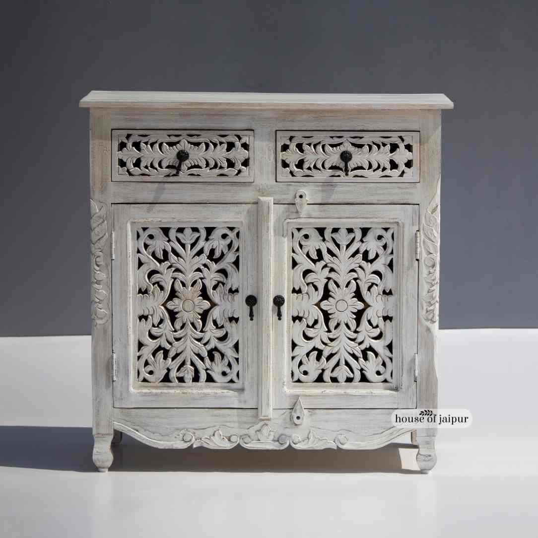 Meuble en bois à fleurs sculpté à la main - Buffet blanc vieilli par House of Jaipur Neuf - En vente à New York, NY