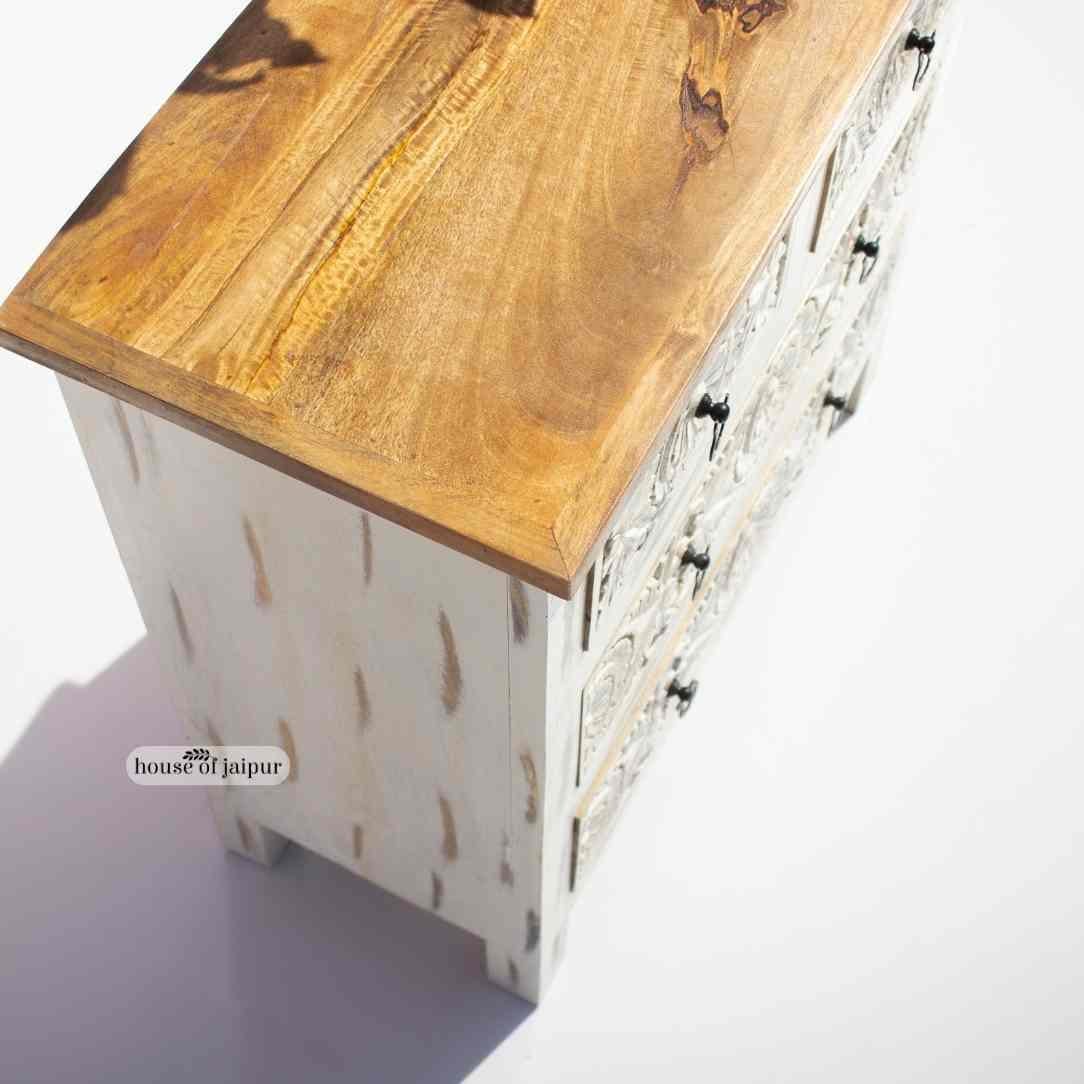 Bohème Commode en bois à fleurs sculptées à la main - Commodes en bois blanc vieilli par House of Jaipur en vente