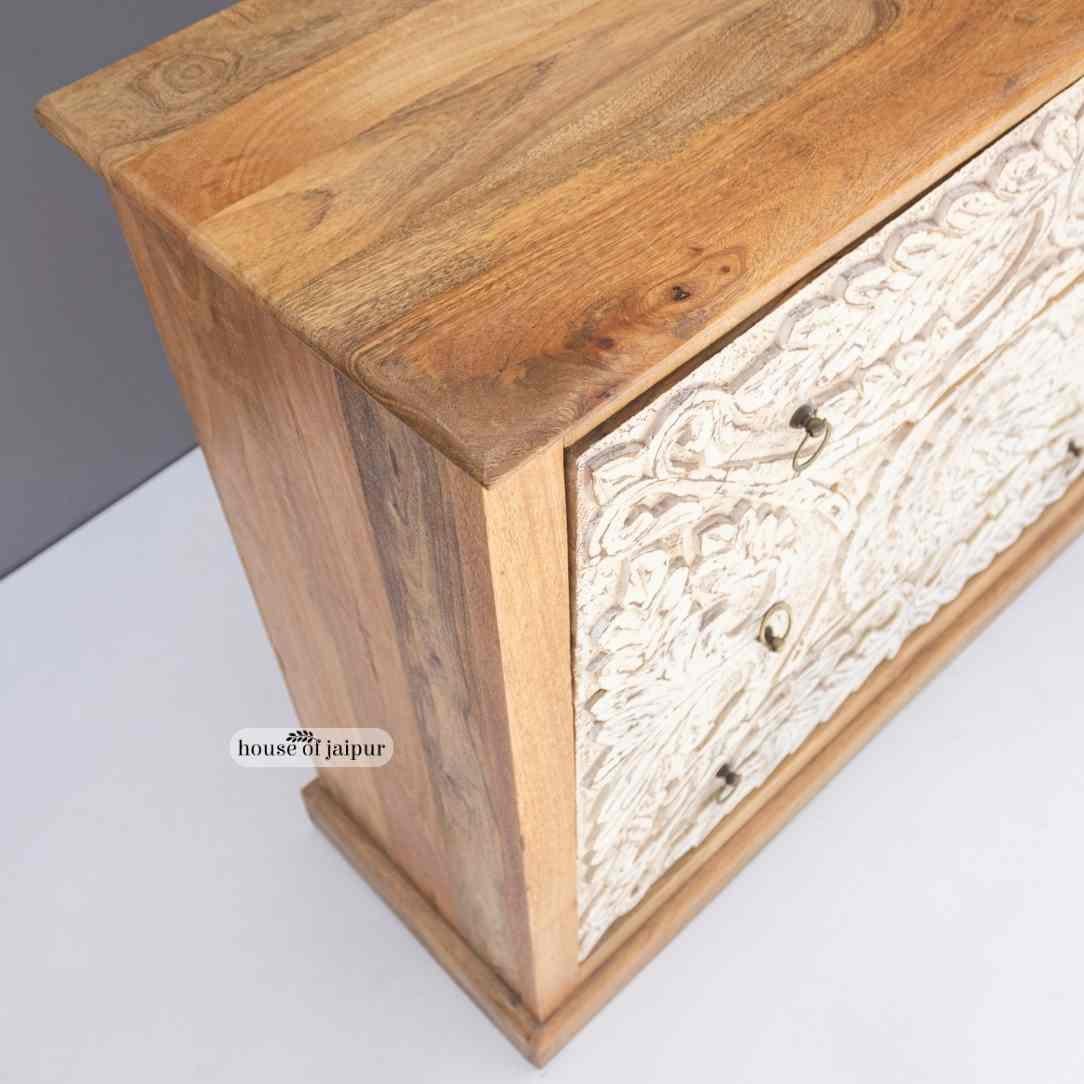 Bohème Commode en bois à fleurs sculptées à la main - Commodes en bois blanc vieilli par House of Jaipur en vente