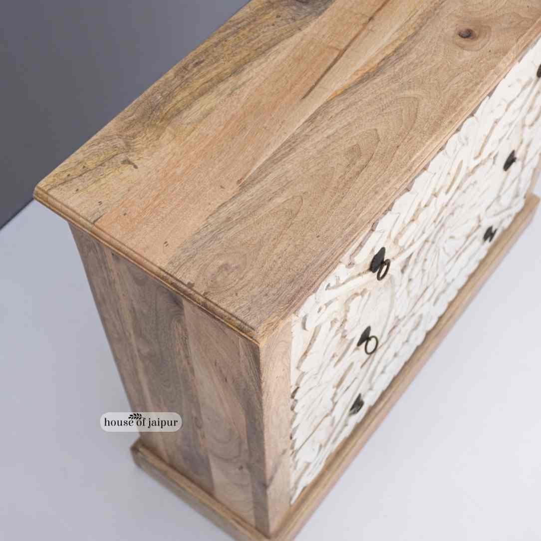 Bohème Commode en bois à fleurs sculptées à la main - Commodes en bois blanc vieilli par House of Jaipur en vente