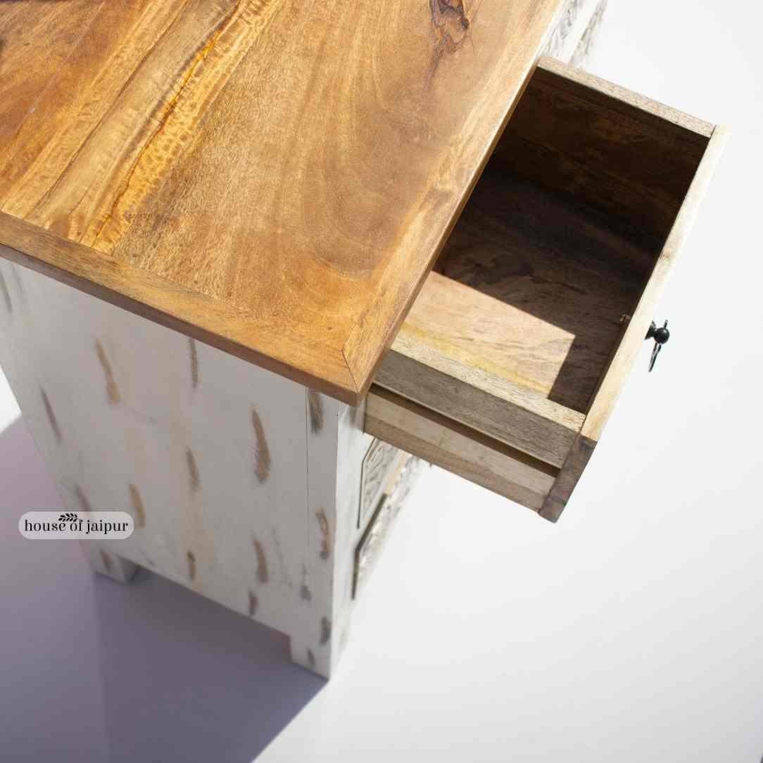 Indien Commode en bois à fleurs sculptées à la main - Commodes en bois blanc vieilli par House of Jaipur en vente