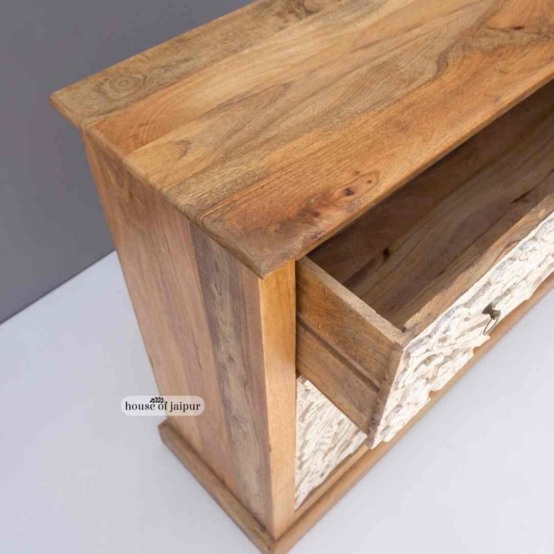 Indien Commode en bois à fleurs sculptées à la main - Commodes en bois blanc vieilli par House of Jaipur en vente