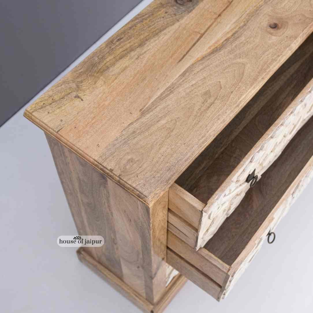 Indien Commode en bois à fleurs sculptées à la main - Commodes en bois blanc vieilli par House of Jaipur en vente