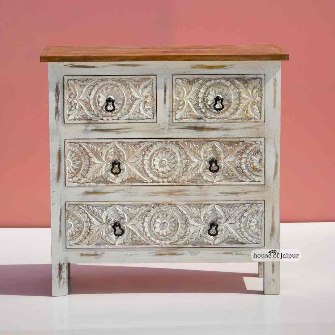 Sculpté à la main Commode en bois à fleurs sculptées à la main - Commodes en bois blanc vieilli par House of Jaipur en vente