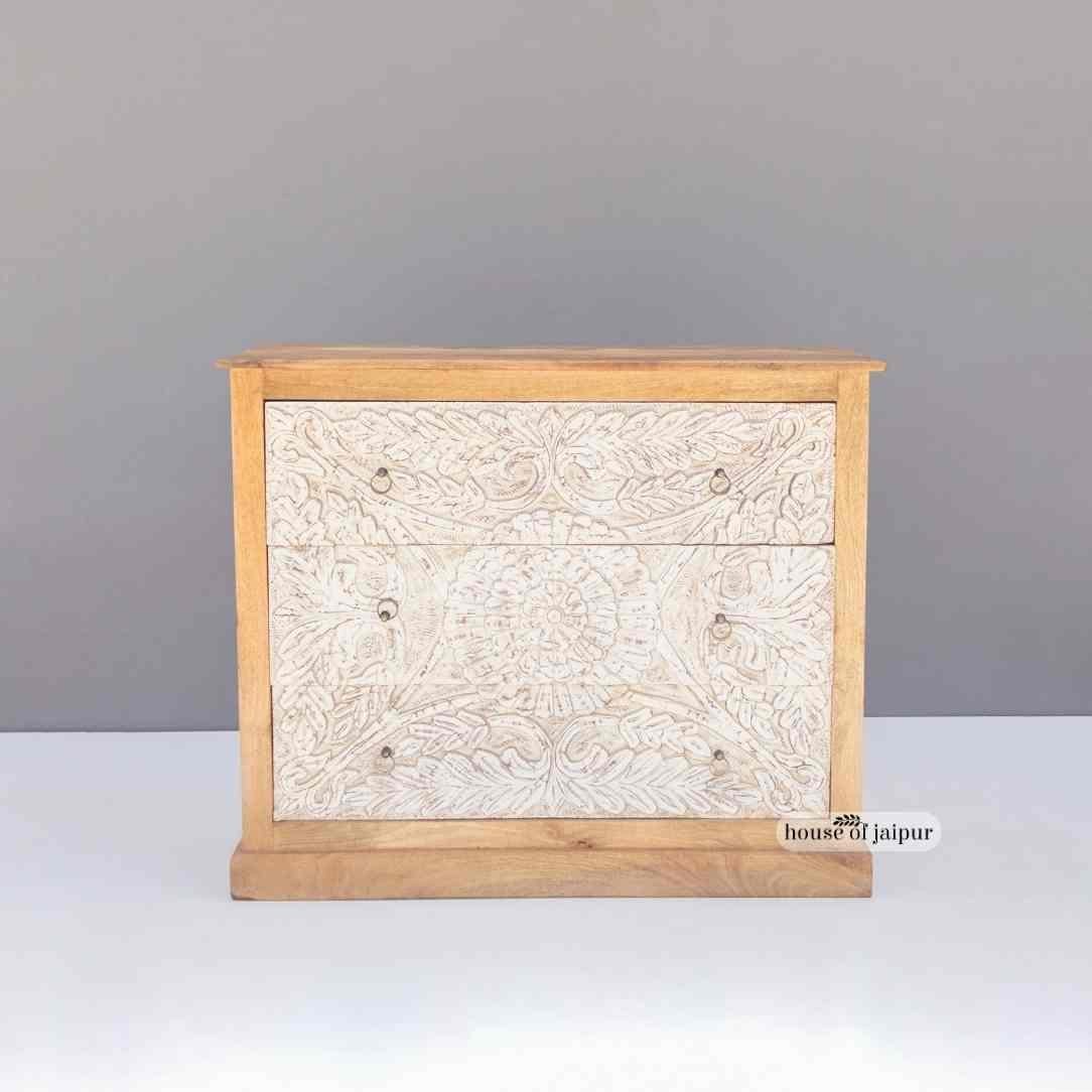 Sculpté à la main Commode en bois à fleurs sculptées à la main - Commodes en bois blanc vieilli par House of Jaipur en vente