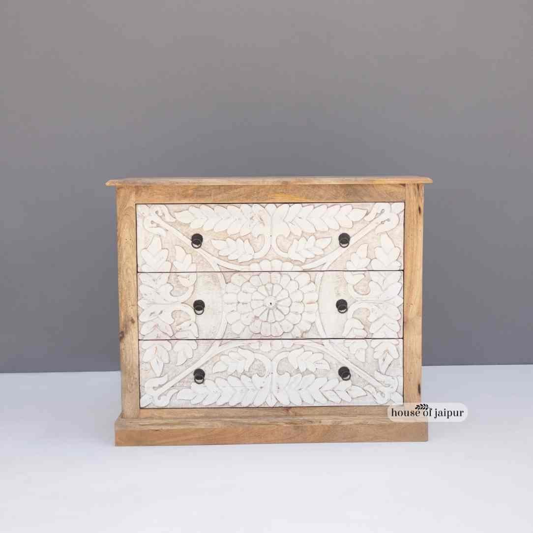 Sculpté à la main Commode en bois à fleurs sculptées à la main - Commodes en bois blanc vieilli par House of Jaipur en vente