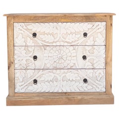 Comò in legno intagliato a mano con motivi floreali - Cassapanche in bianco invecchiato di House of Jaipur