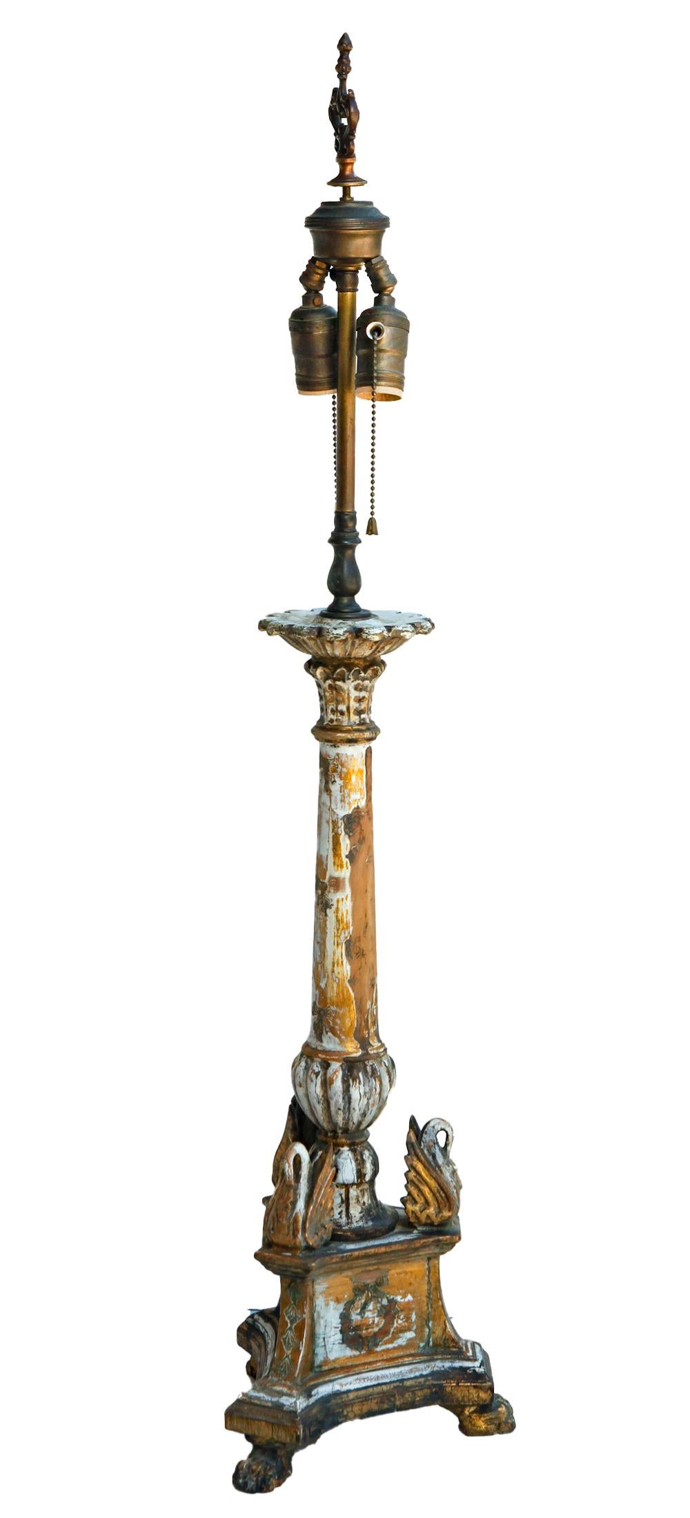 Charmantes lampes chandeliers Florentine italiennes vintage avec des cygnes minutieusement sculptés à la main ornant la base en bois sculpté.
Des touches d'or vieilli sur des tons de bois naturel. Peinture blanche écaillée avec sous-couche foncée
