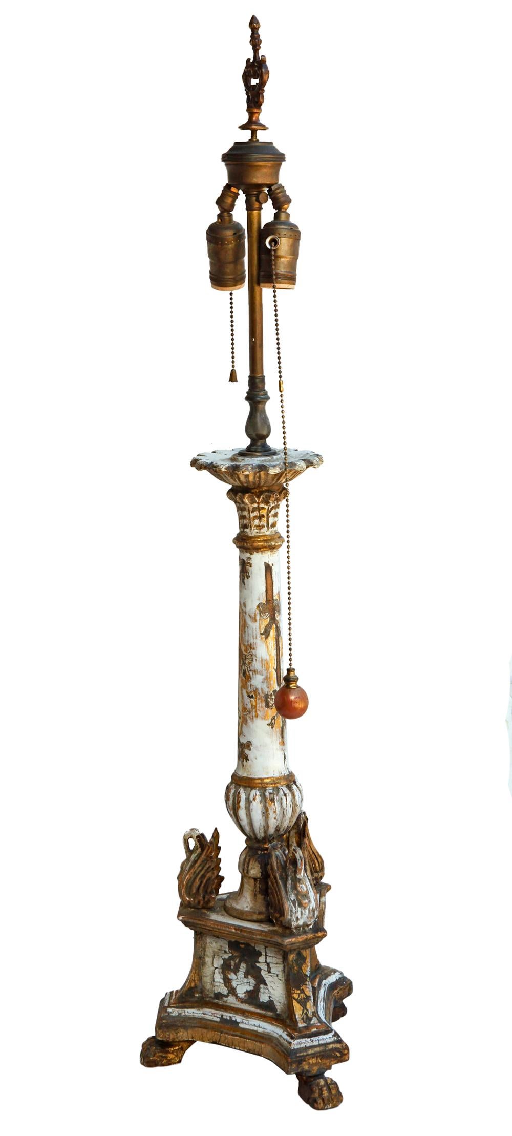 italien Bougeoirs en bois Florentine sculptés à la main en vente