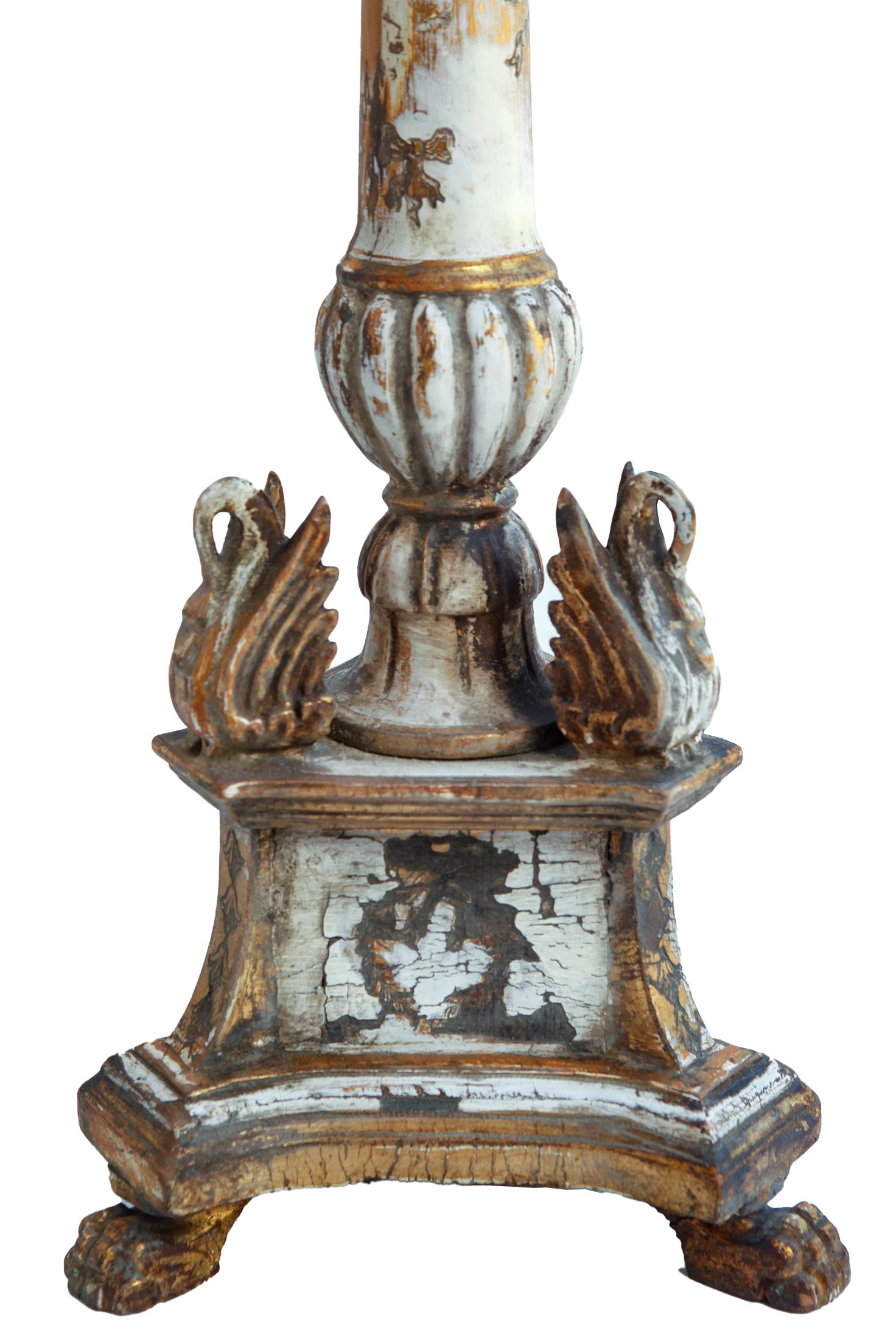 Fait main Bougeoirs en bois Florentine sculptés à la main en vente