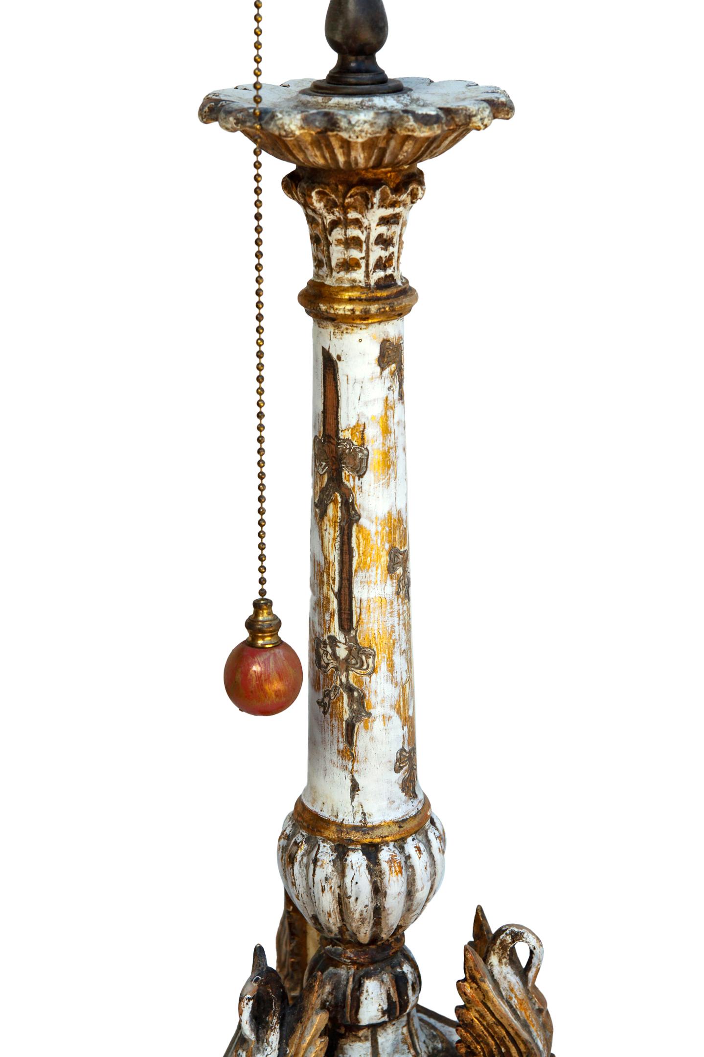 Milieu du XXe siècle Bougeoirs en bois Florentine sculptés à la main en vente