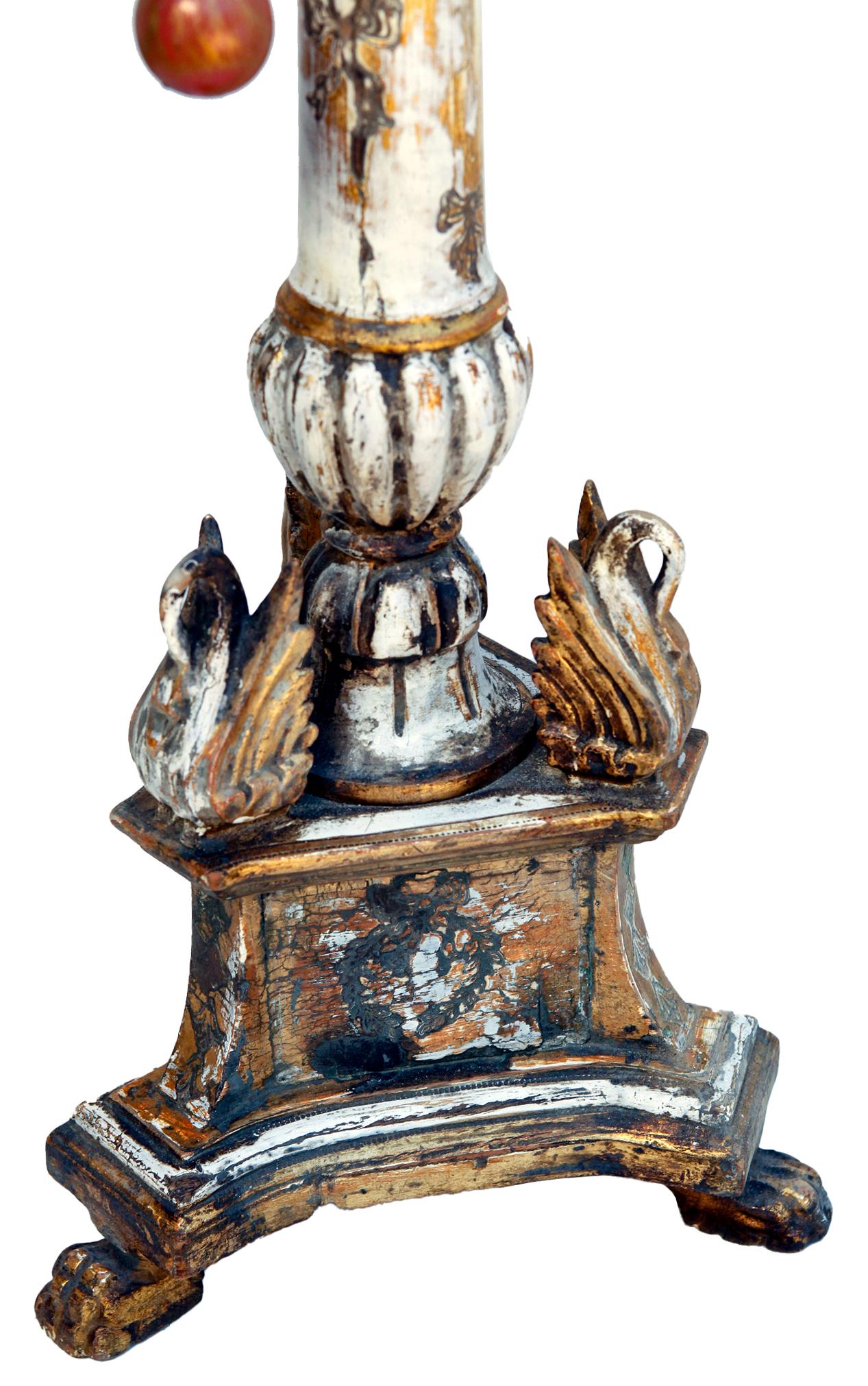 Bois doré Bougeoirs en bois Florentine sculptés à la main en vente