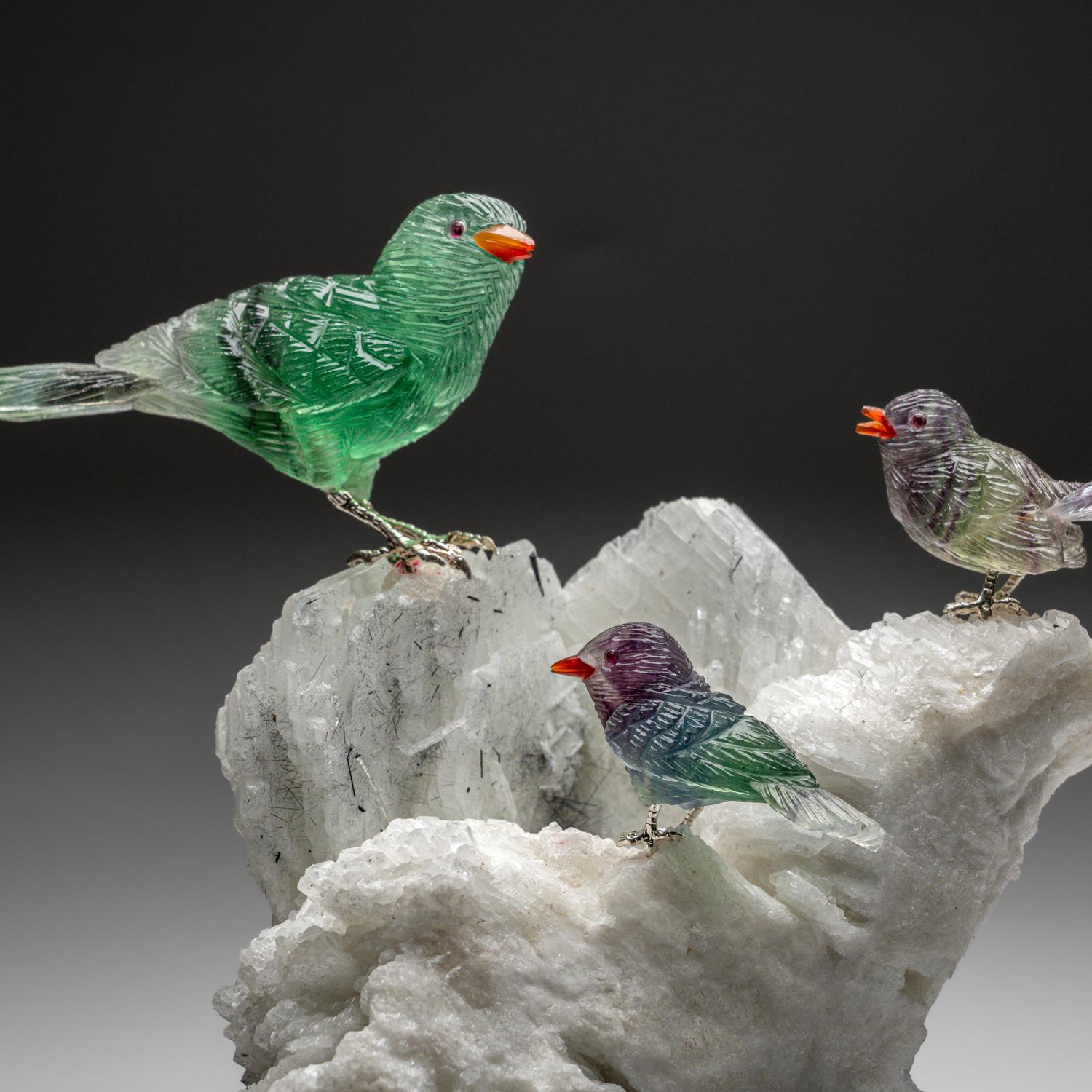 Cette sculpture de hibou est une œuvre d'art unique, sculptée dans de la fluorine de qualité musée, avec des yeux en onyx et un bec en cornaline. Le hibou est perché sur une pointe de quartz transparent et monté sur un support personnalisé pour une