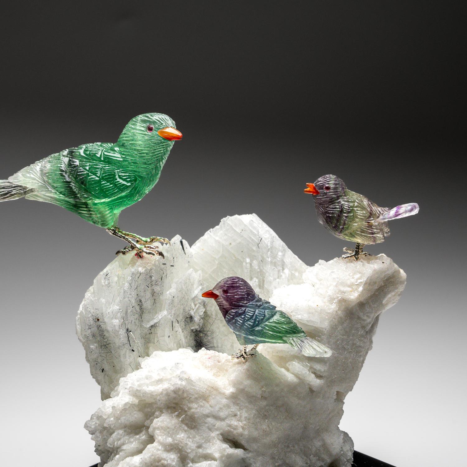 Finitions Fluorite sculptées à la main sur une tourmaline dans un Matrix Albite (6,5 po. (H) en vente 1