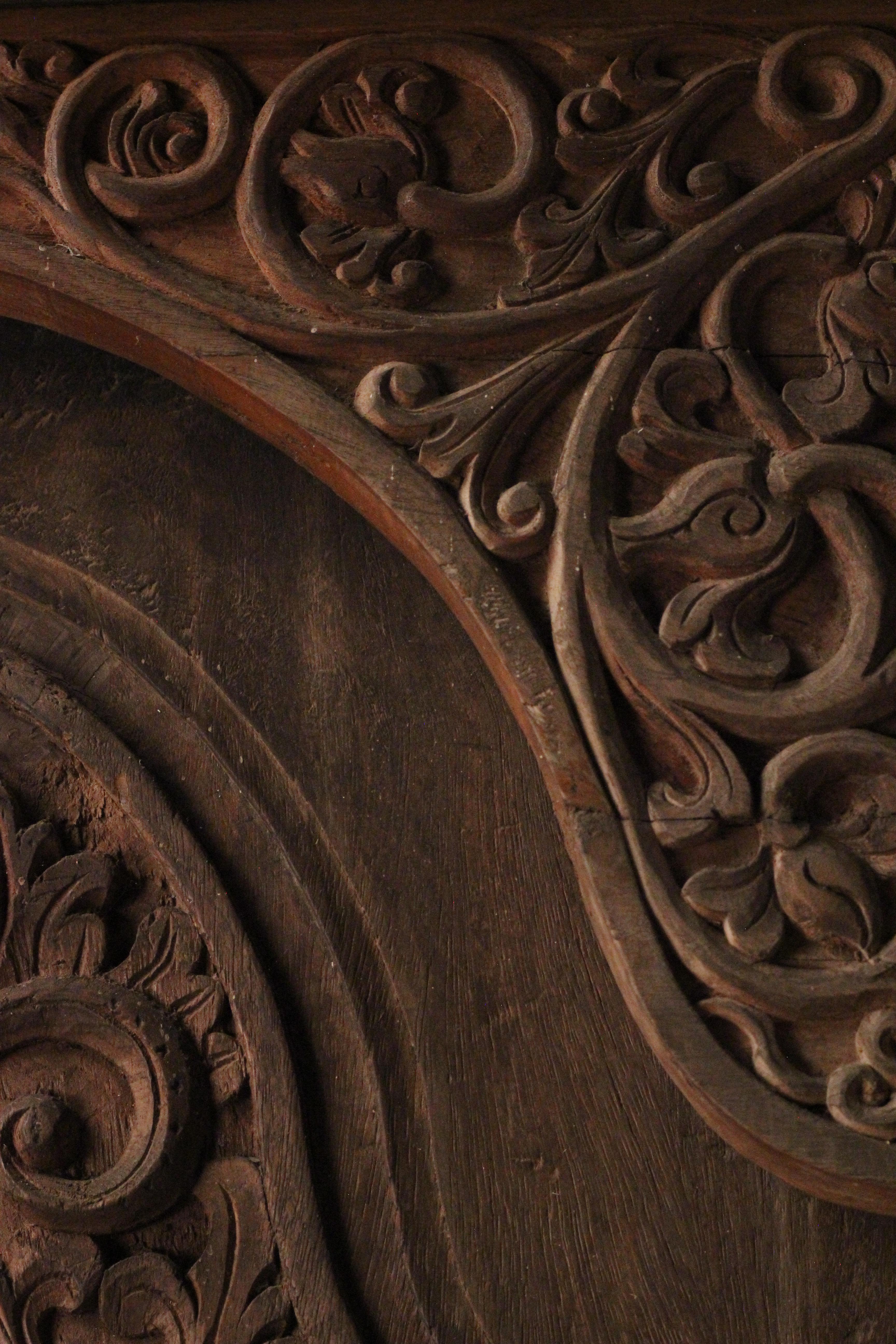Art Carved Balinese Folk art Balinese teak door, original frame late 19th -early 20th C. en vente 3