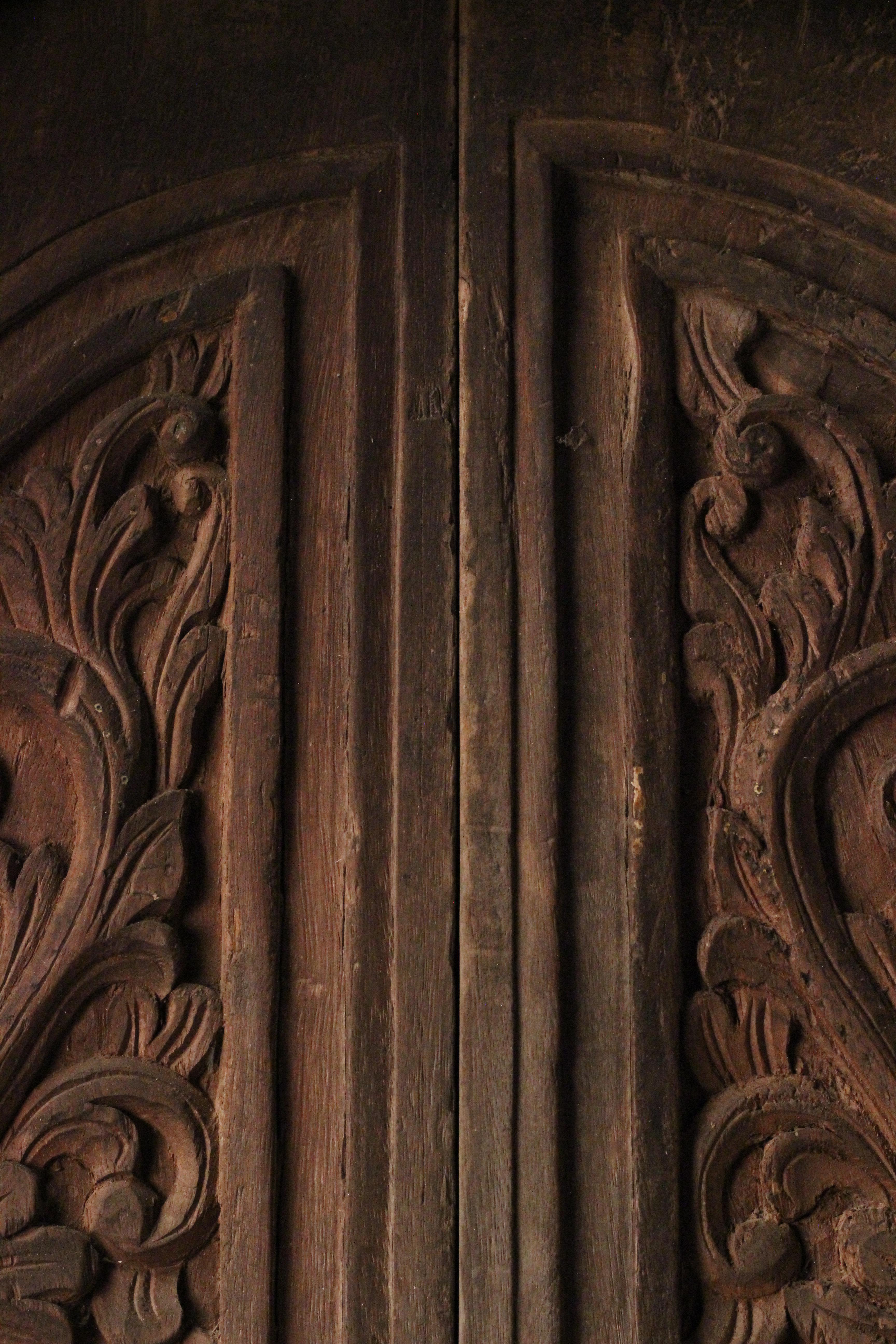 Art Carved Balinese Folk art Balinese teak door, original frame late 19th -early 20th C. en vente 4