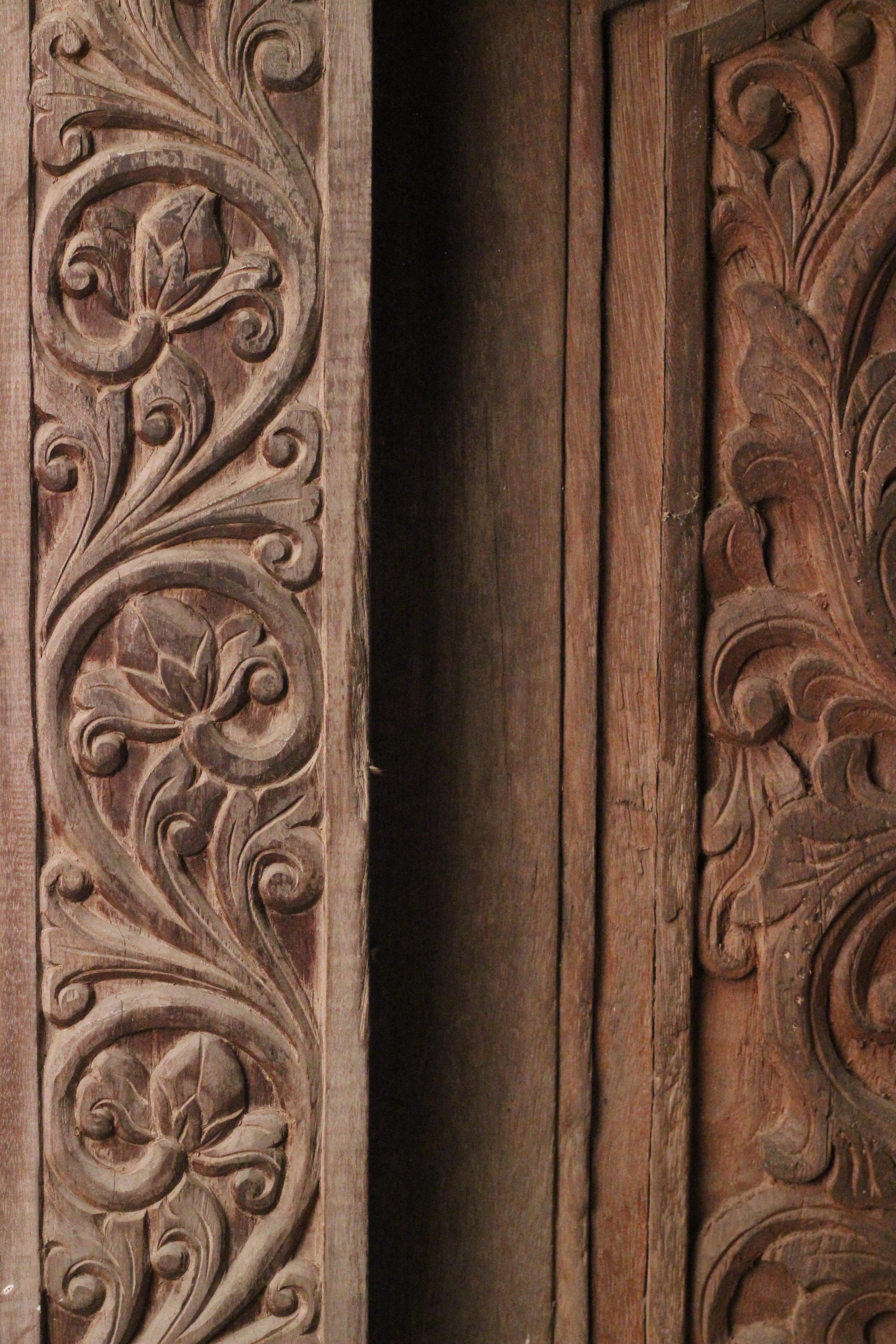 Art Carved Balinese Folk art Balinese teak door, original frame late 19th -early 20th C. en vente 6