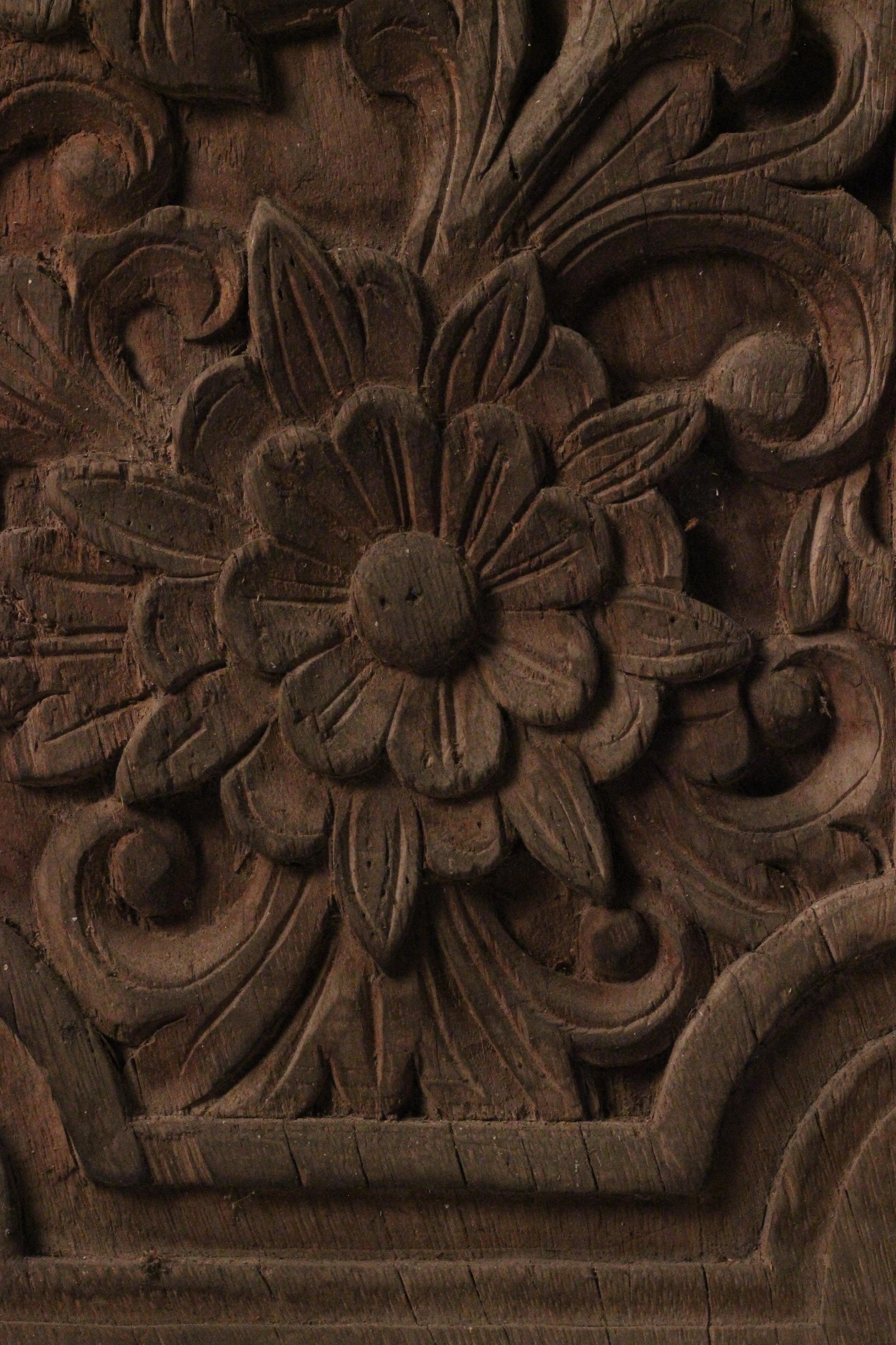 Art Carved Balinese Folk art Balinese teak door, original frame late 19th -early 20th C. en vente 7