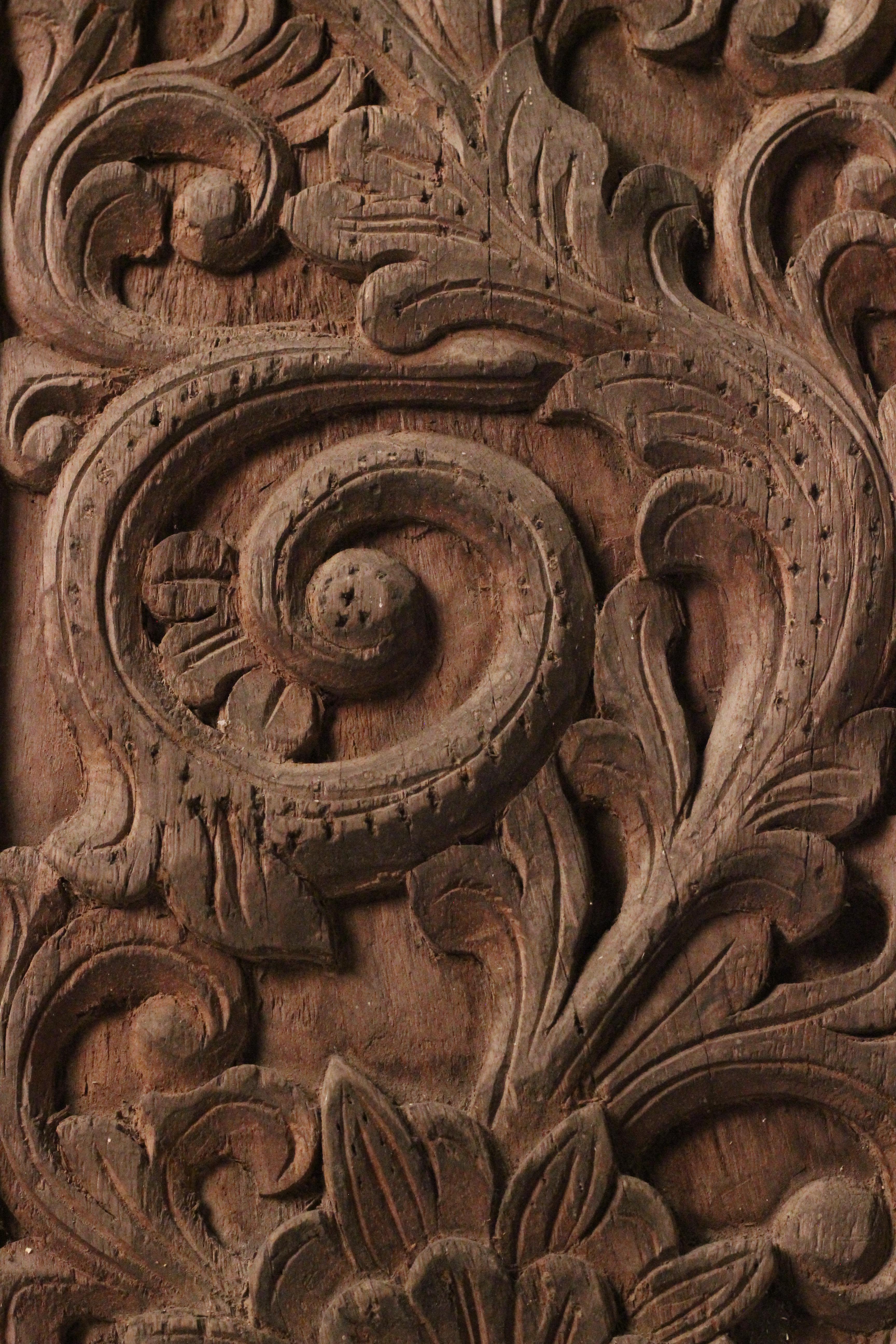 Art Carved Balinese Folk art Balinese teak door, original frame late 19th -early 20th C. en vente 9