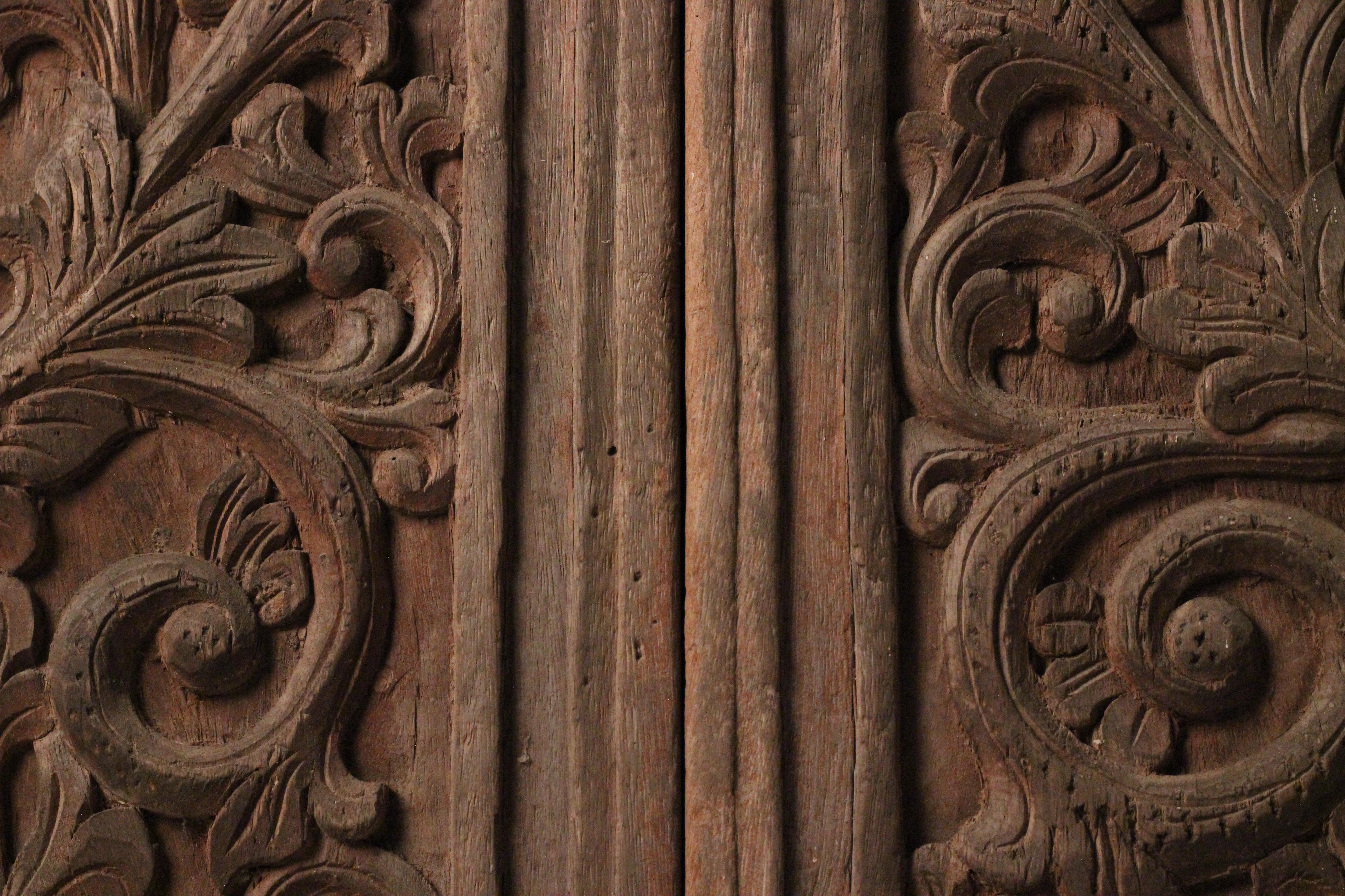 Art Carved Balinese Folk art Balinese teak door, original frame late 19th -early 20th C. en vente 10