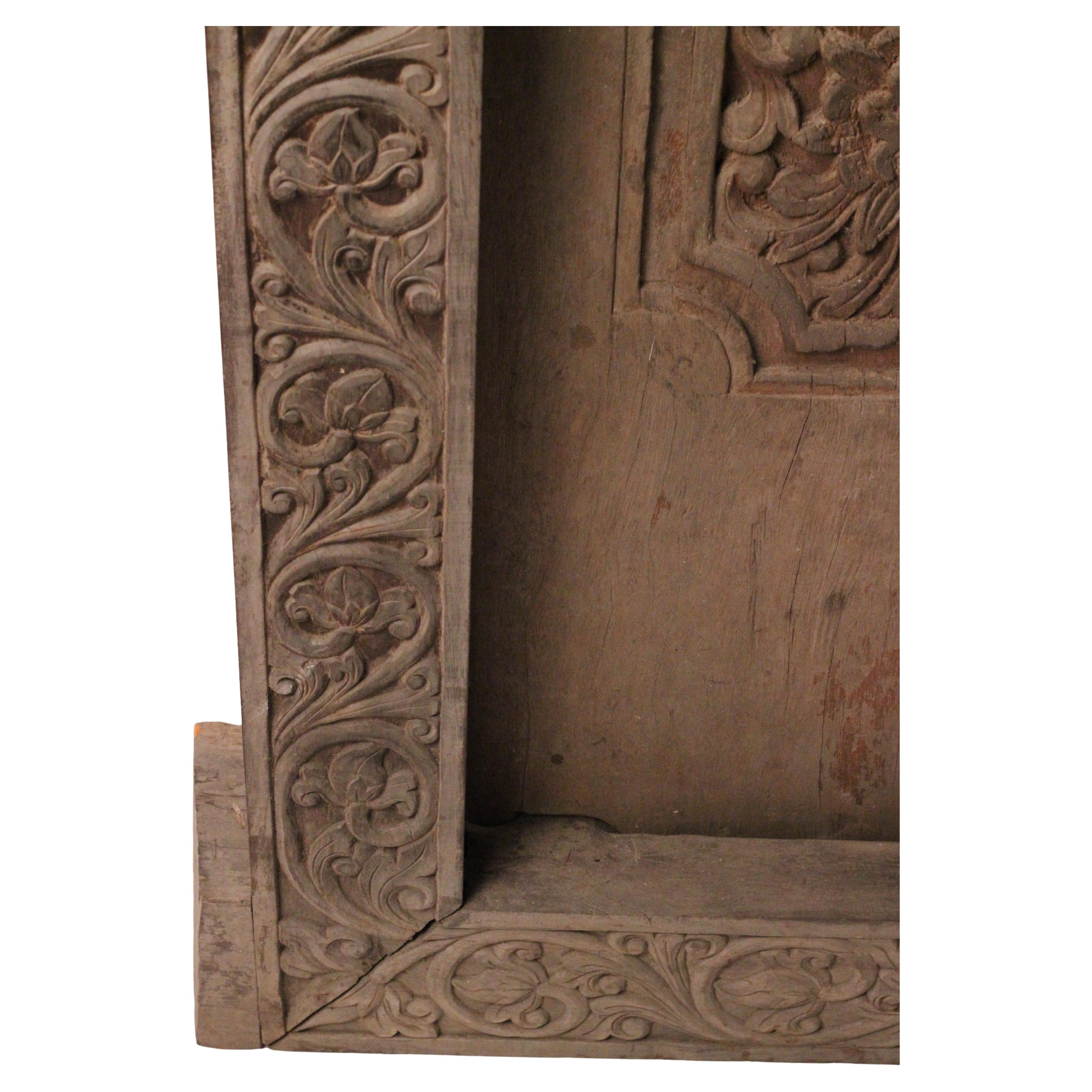 Balinais Art Carved Balinese Folk art Balinese teak door, original frame late 19th -early 20th C. en vente
