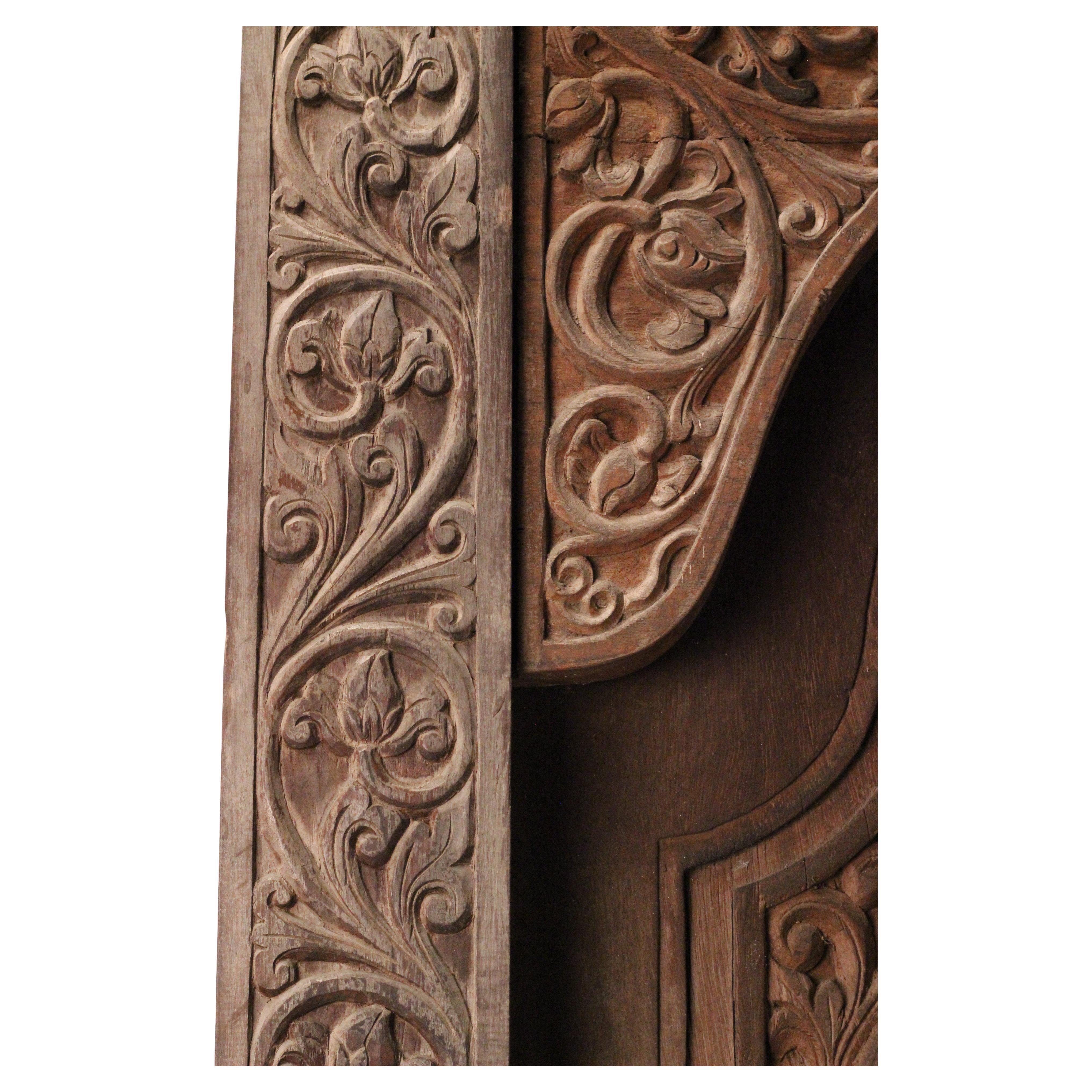 Sculpté à la main Art Carved Balinese Folk art Balinese teak door, original frame late 19th -early 20th C. en vente