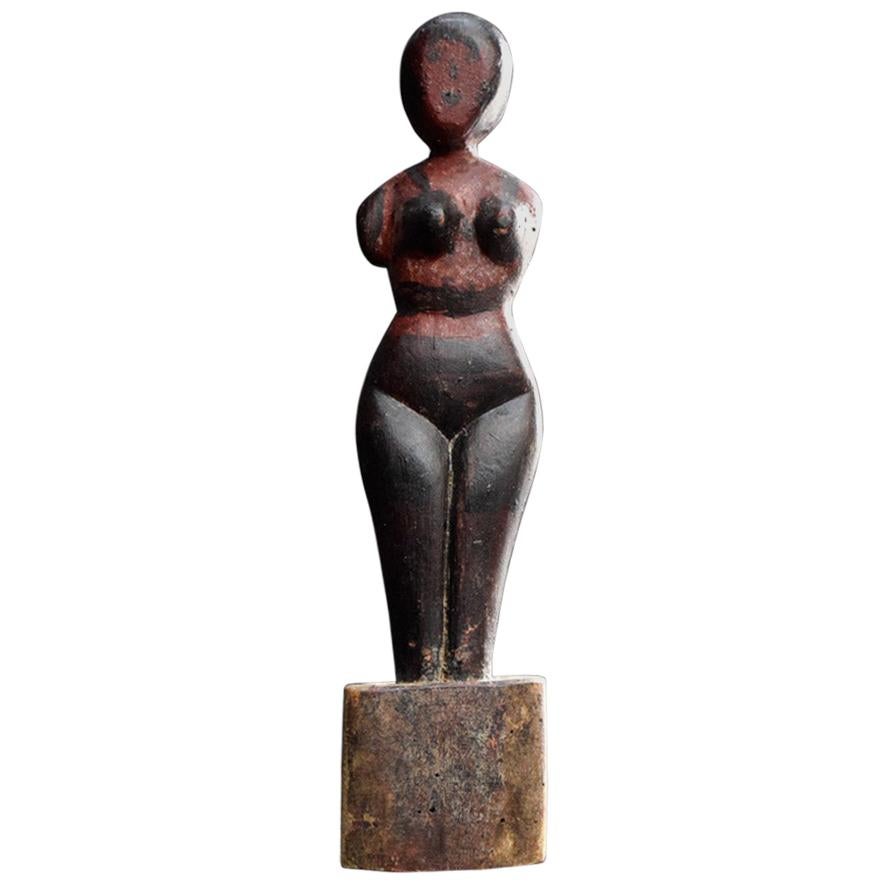 Figure d'art populaire sculptée à la main d'une femme nue