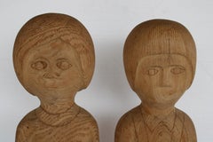 Handgeschnitzte Volkskunst-Skulpturen von Mann und Frau