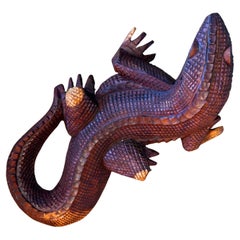 Hand geschnitzt Folk Art hölzerne Krokodil-Skulptur mit geometrischen Skalen