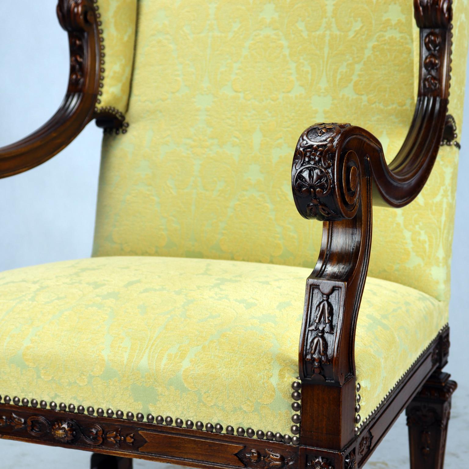 Tissu d'ameublement Fauteuil à dossier en noyer Louis XIV, 1800, entièrement restauré et sculpté à la main en vente