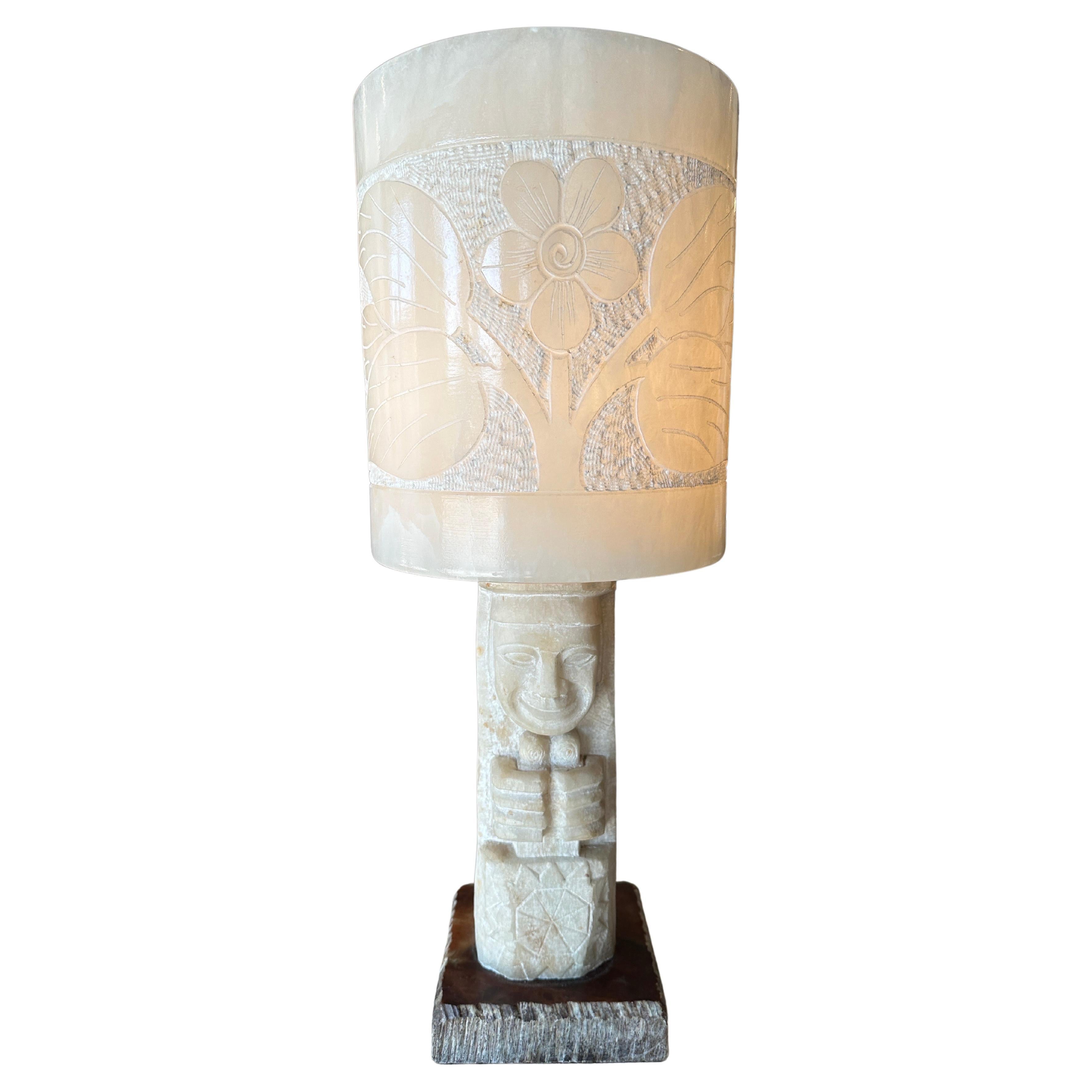Handgeschnitzte französisch-polynesische Alabaster-Tischlampe