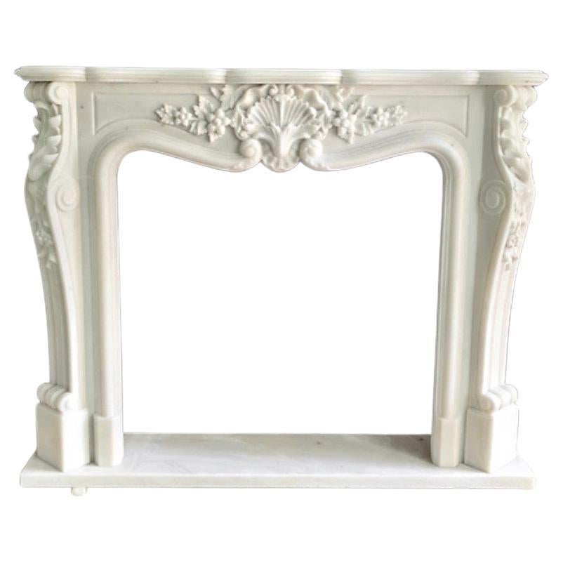 Cheminée en marbre de style français sculptée à la main - Elegance du 20e siècle