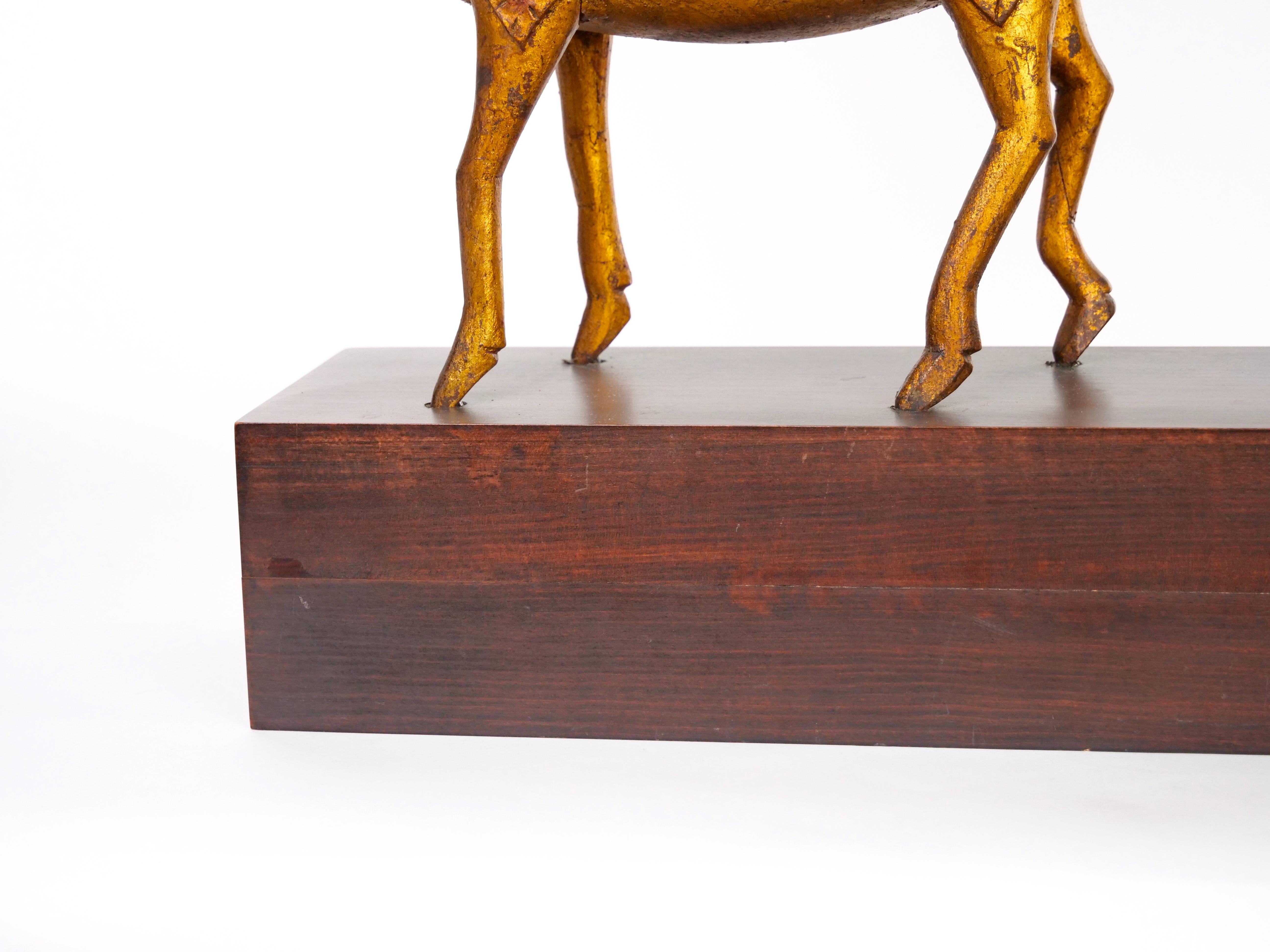  Sculpture d'animal en or doré sculptée à la main/pièce décorative à base en bois en vente 4