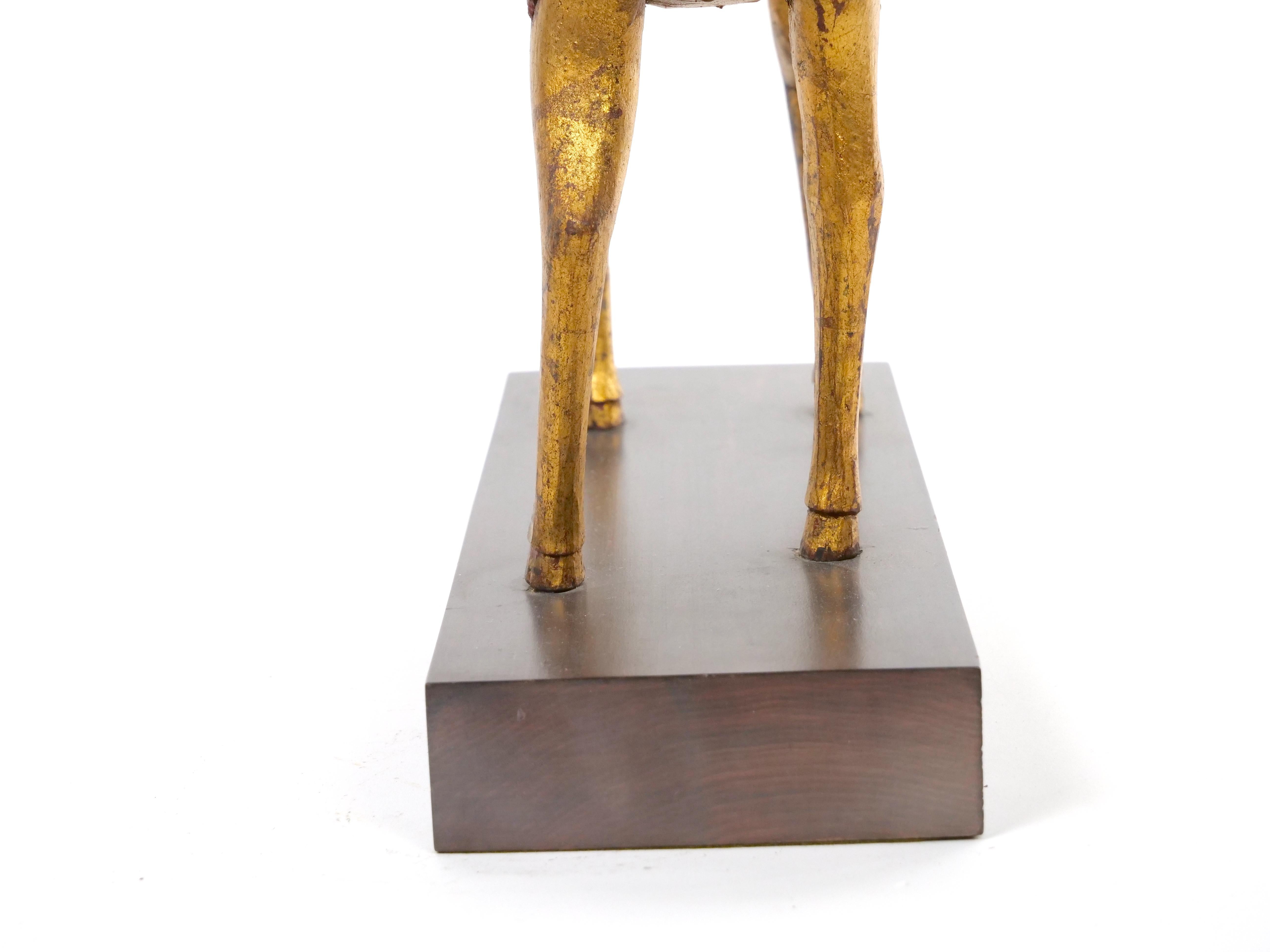 Sculpture d'animal en or doré sculptée à la main/pièce décorative à base en bois en vente 8