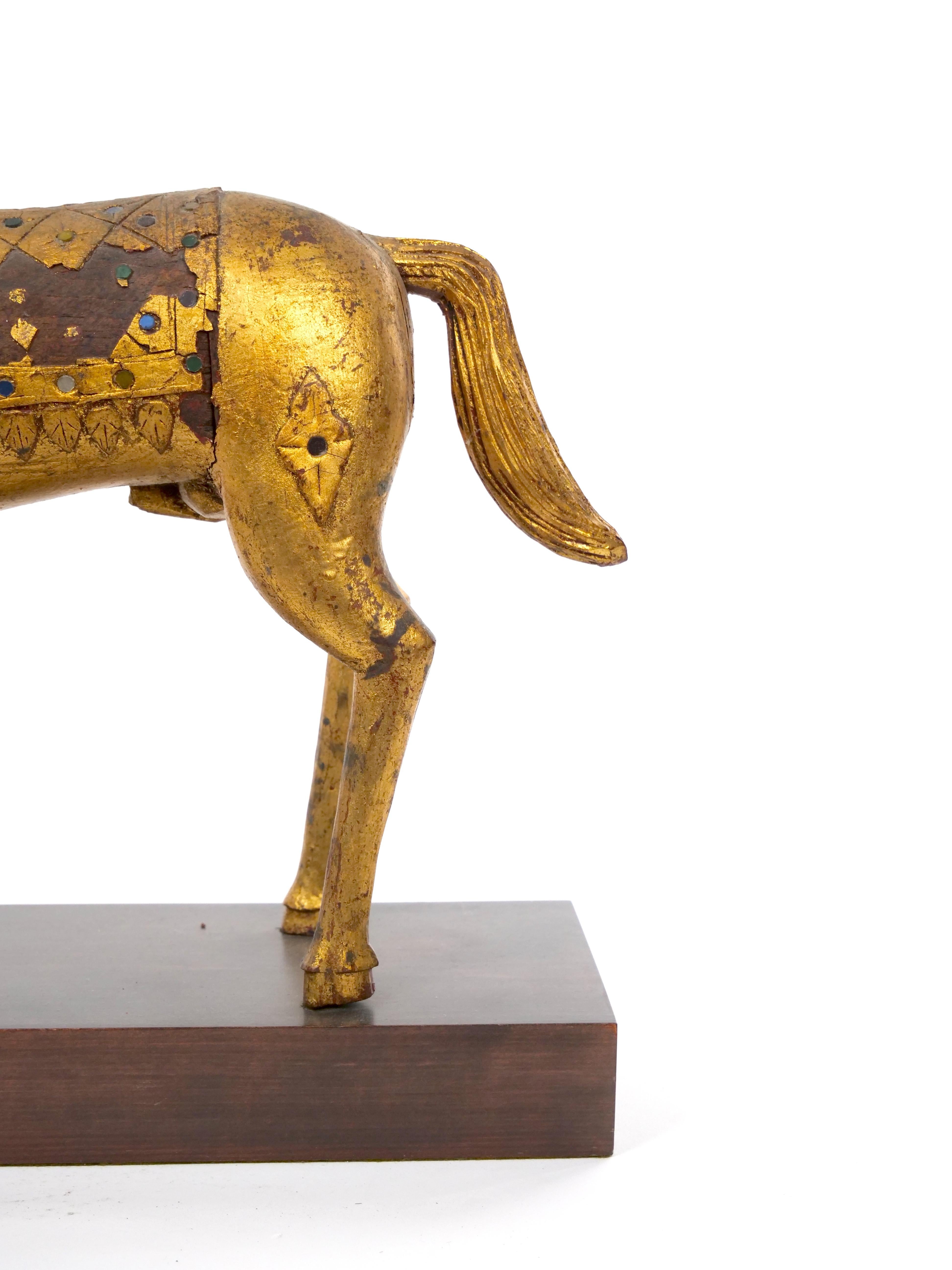Sculpture d'animal en or doré sculptée à la main/pièce décorative à base en bois en vente 1