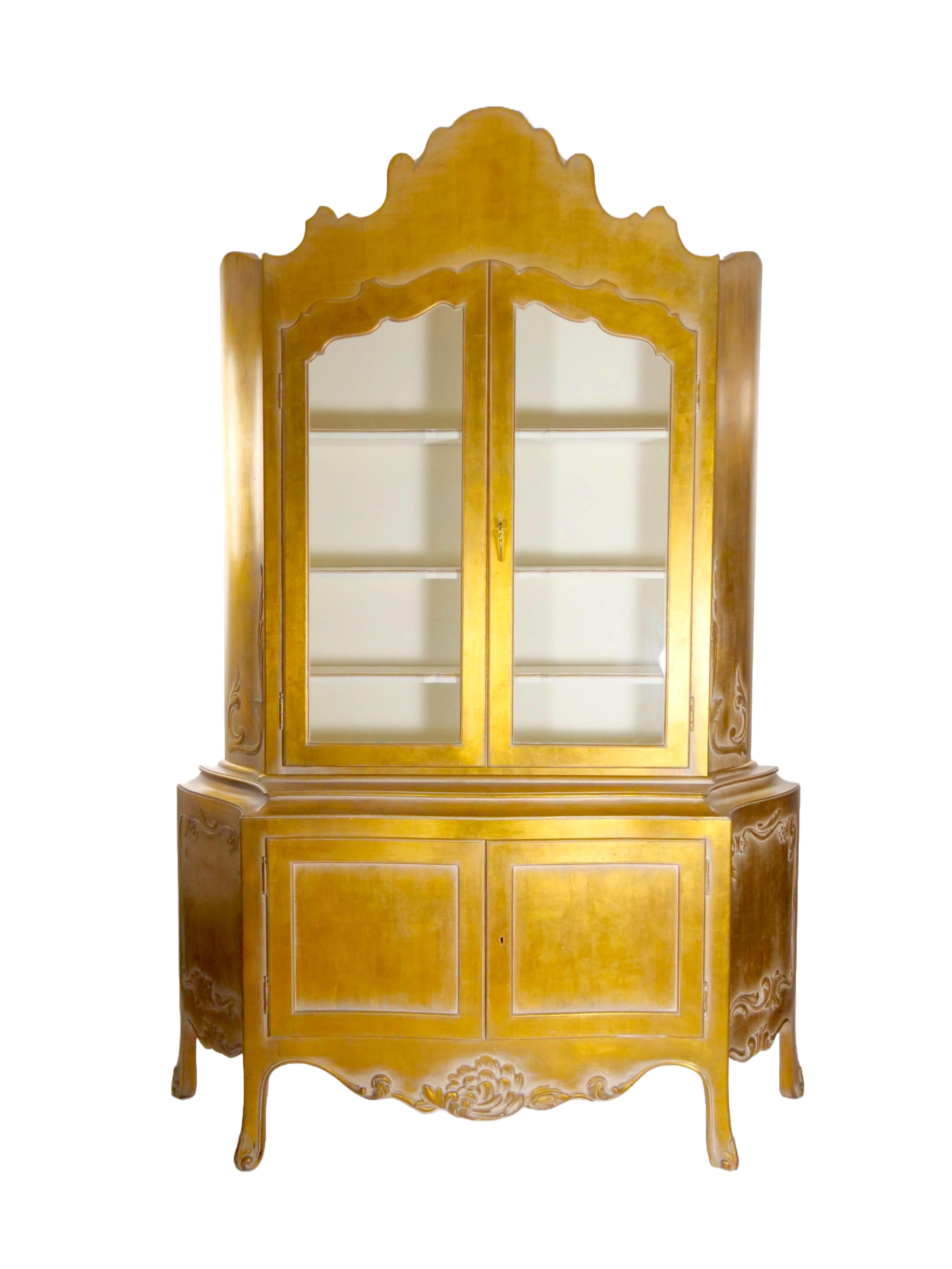 Hand Carved Gilt Gold Painted Exterior Two Part Display Cabinet For Sale 8