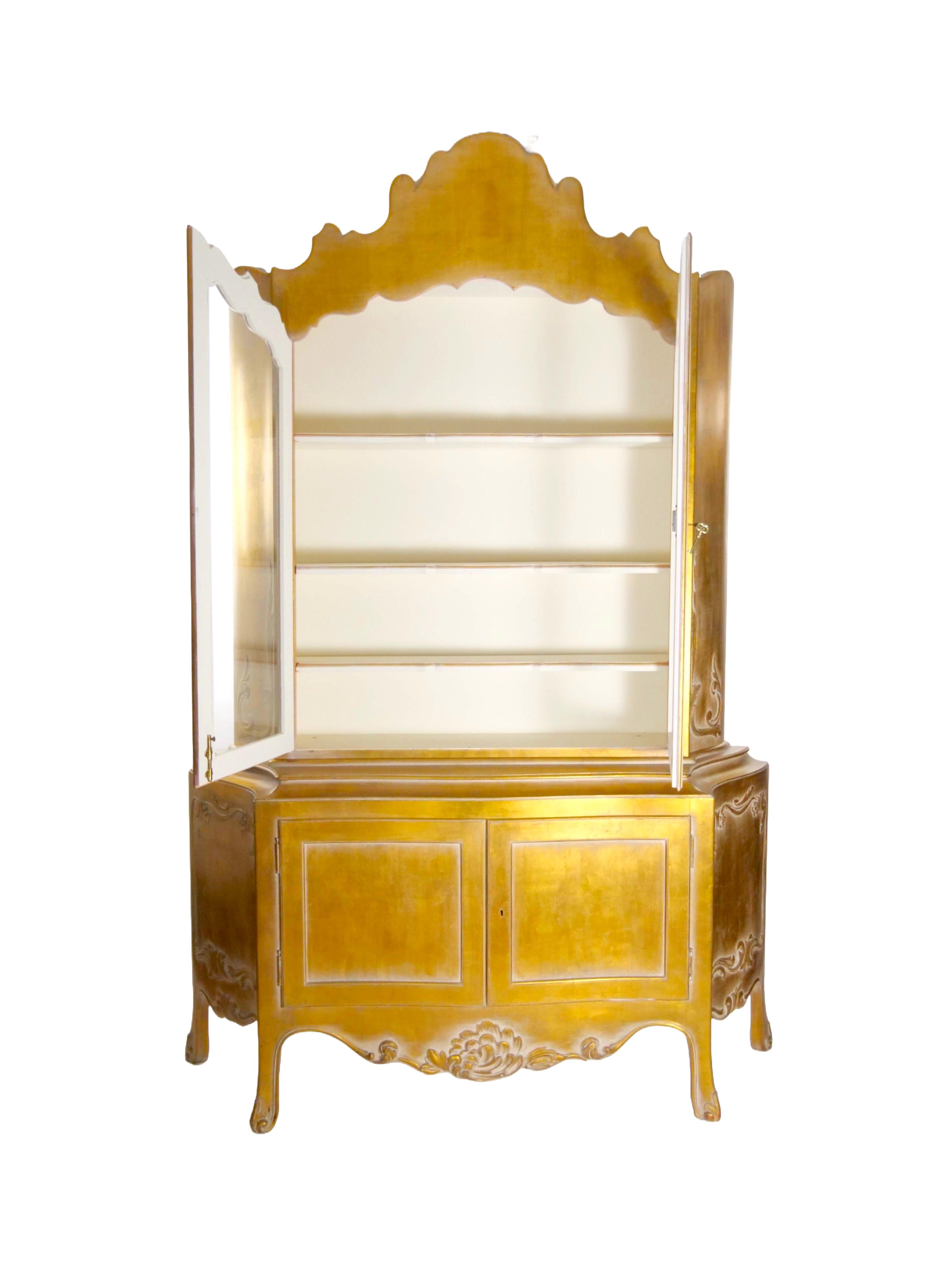 Hand Carved Gilt Gold Painted Exterior Two Part Display Cabinet In Good Condition For Sale In Tarry Town, NY